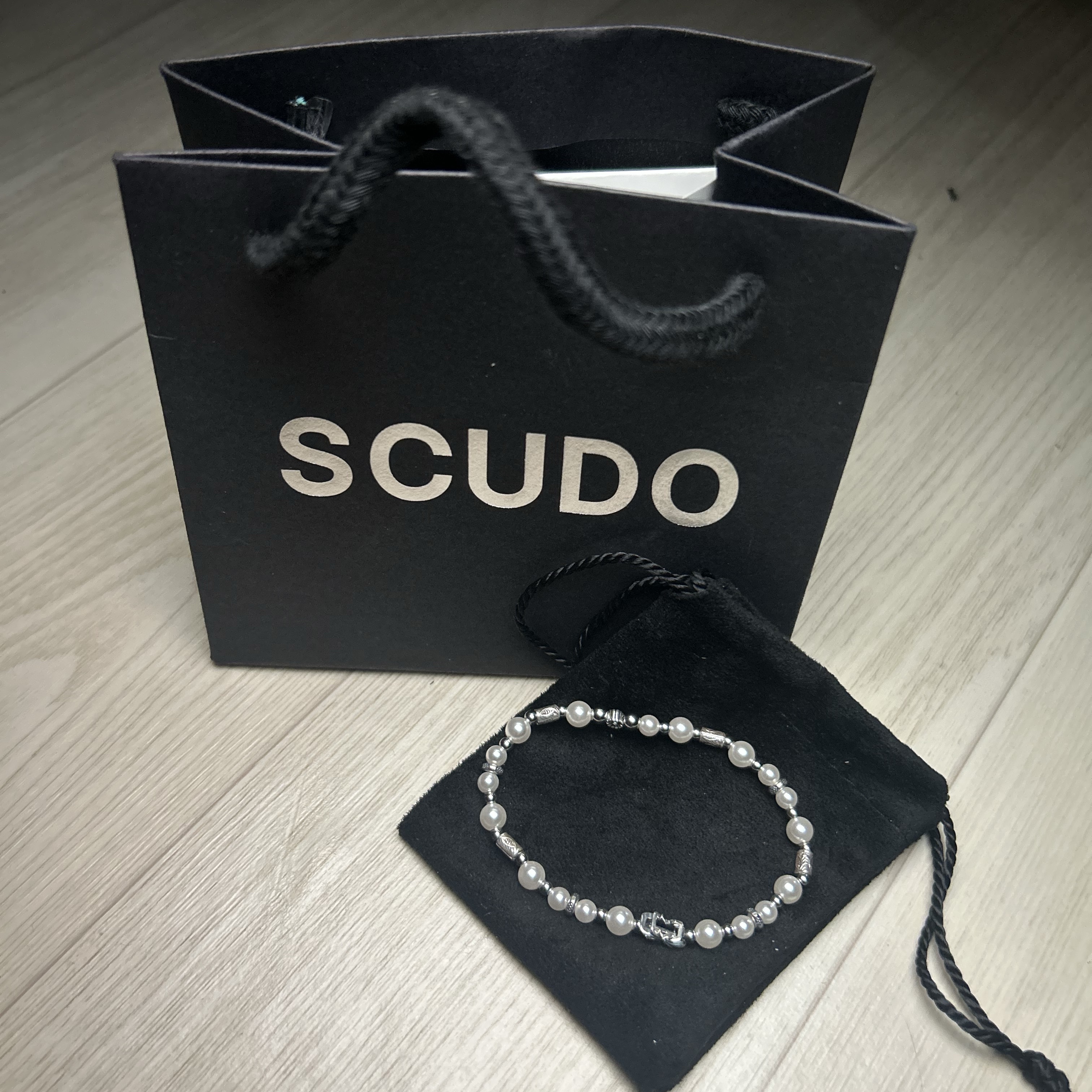 Scudo Snow White Ice Pearl Beads Bracelet 착용 스타일