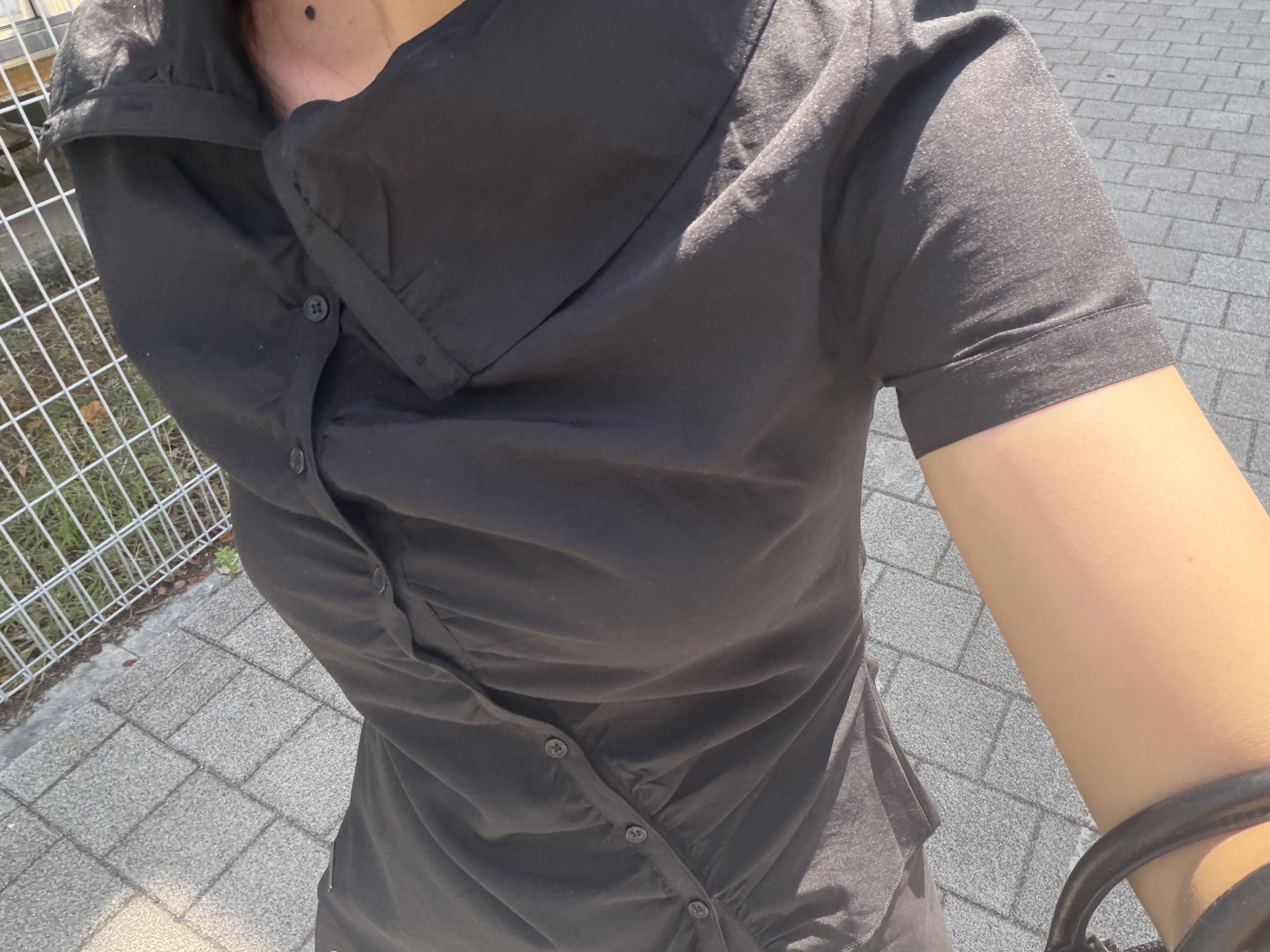 (W) Miseki Seoul High Neck Shirring Button Shirt Black 착용 스타일 - 1