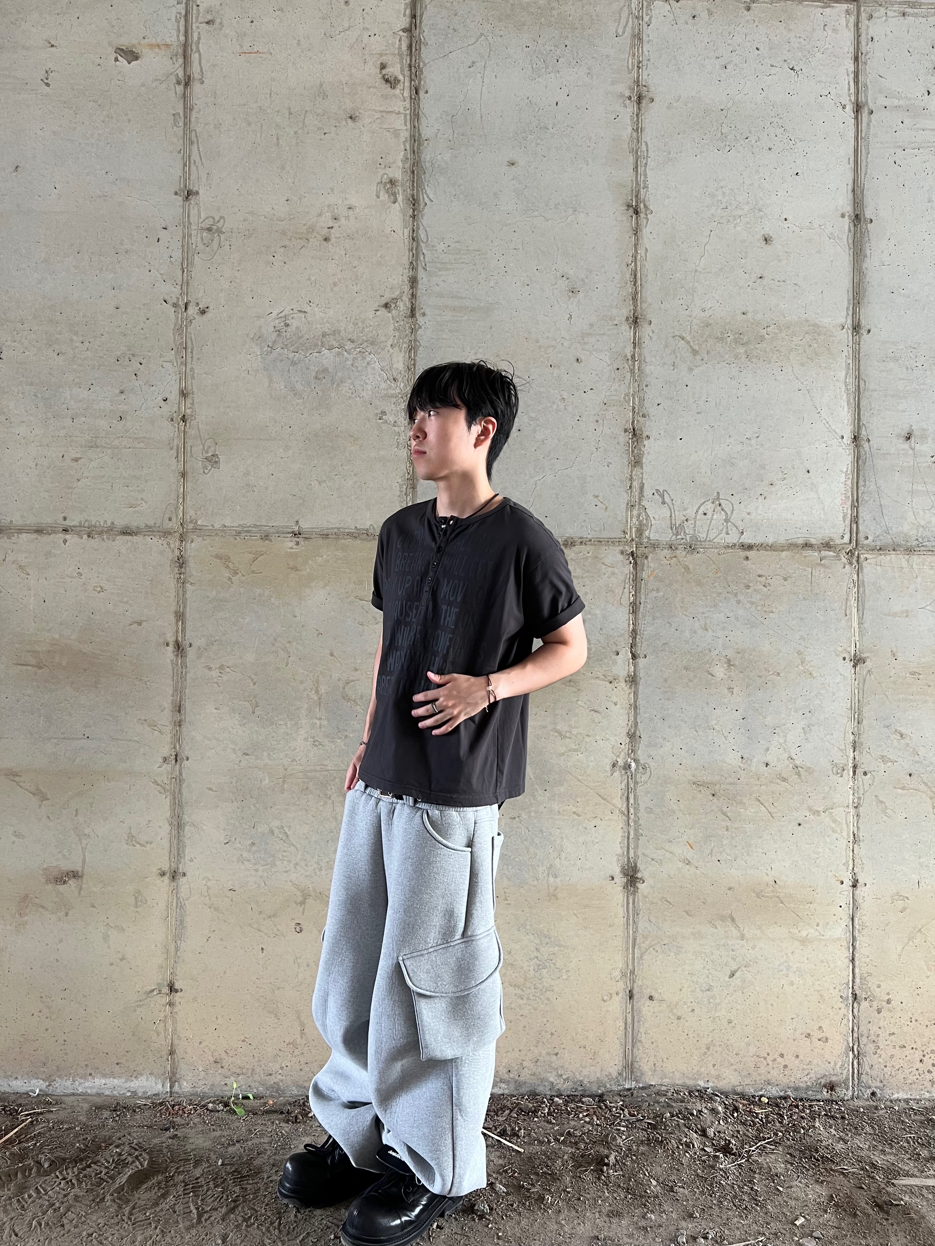 MJD X KOIN SEOUL Wide Cargo Sweat Pants 착용 스타일 - 1