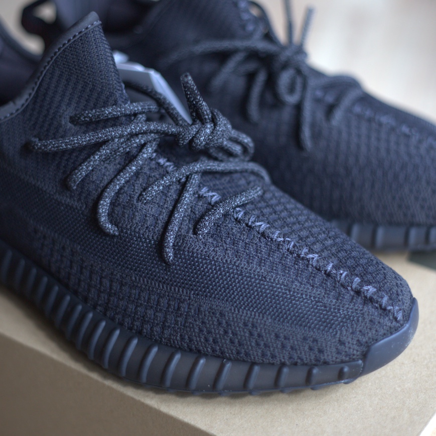 Adidas Yeezy Boost 350 V2 Black - Non-Reflective 착용 스타일