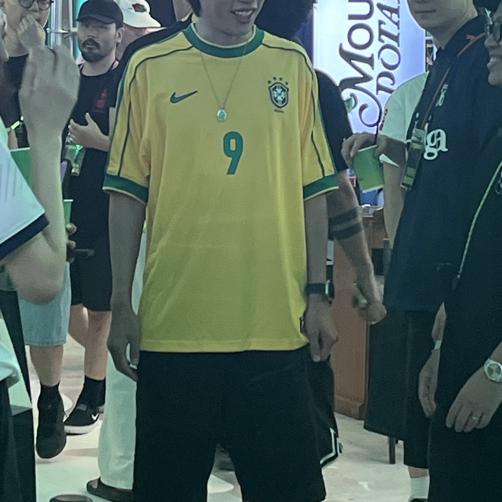 Nike Brazil 1998 Reissue Soccer Replica Jersey Varsity Maize (Non Marking Ver.) 착용 스타일