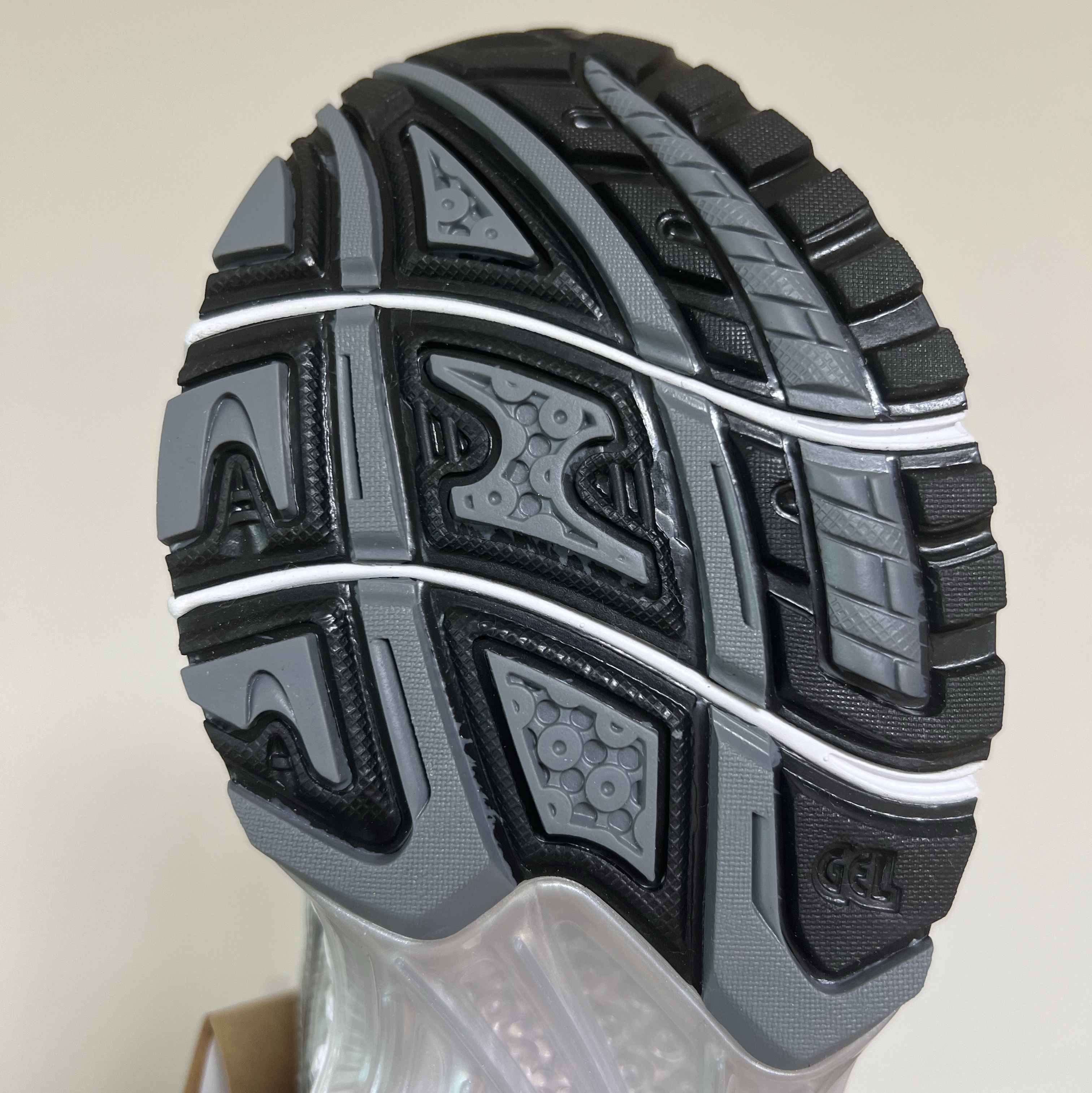 Asics Gel-Kayano 14 White Graphite Grey 착용 스타일 - 5