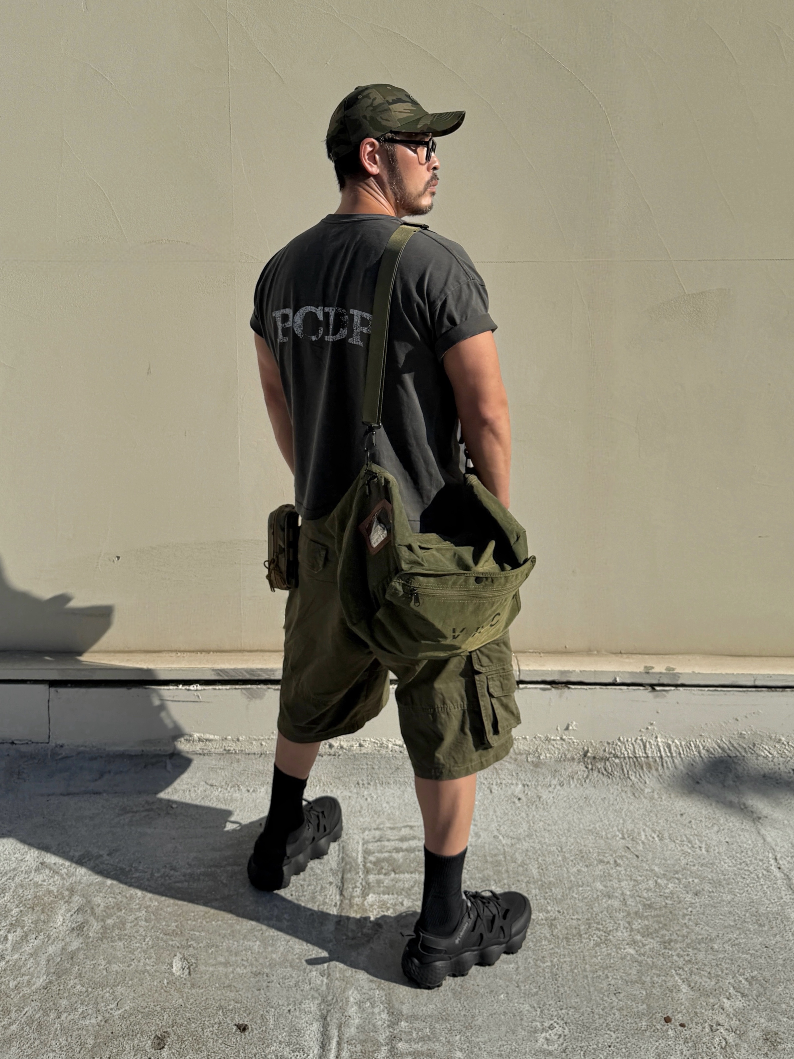 NOMANUAL Washed Cargo Shorts Olive, Punch Drunk Parties PCDP Washed Crop Tee Charcoal 착용 스타일 - 1