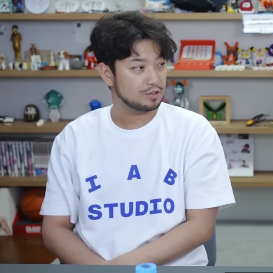 IAB Studio Joke T-Shirt White Navy - Dosan Store Exclusive 착용 스타일