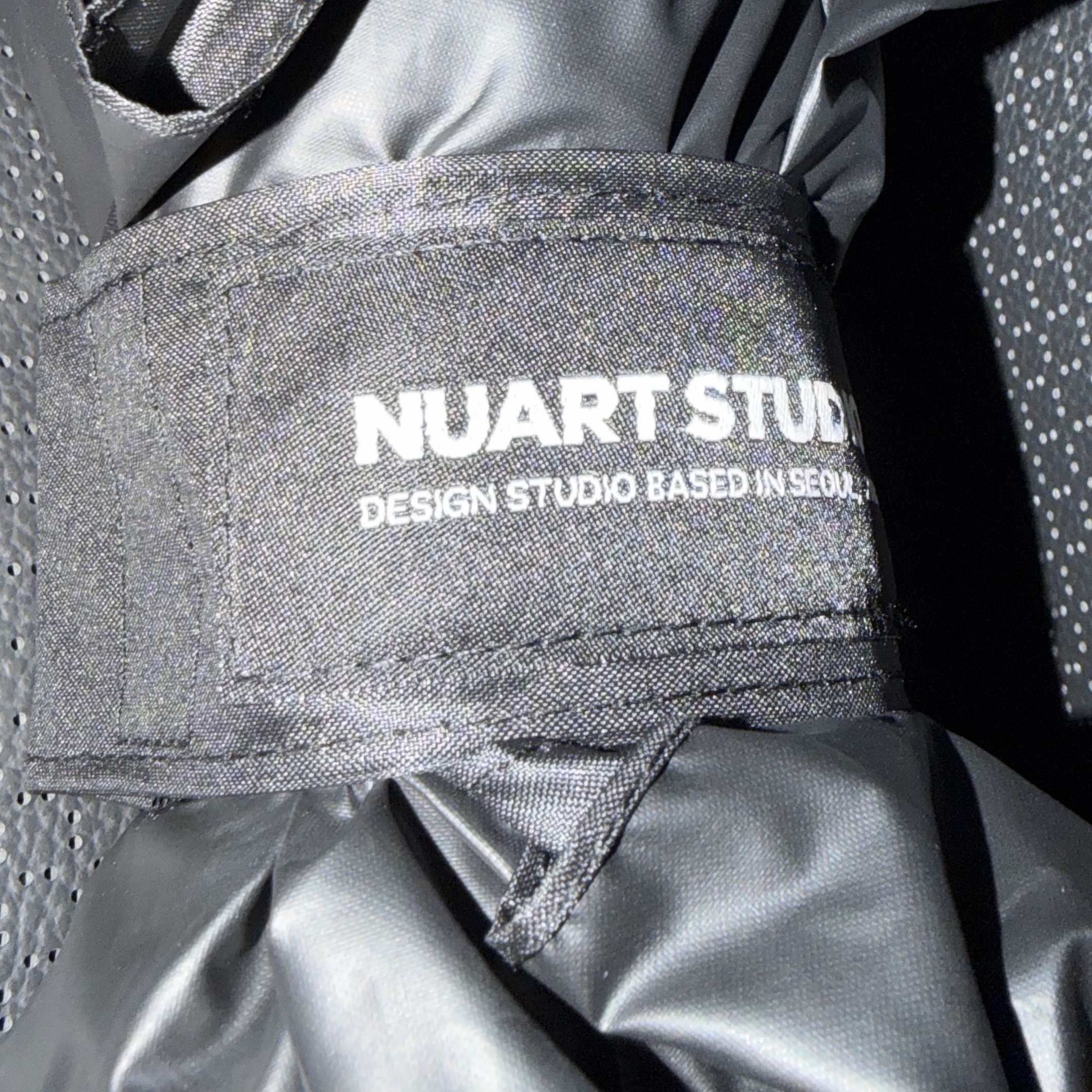 NUART STUDIO OYW UV Protection 3-Fold Auto Reverse Umbrella Black 착용 스타일