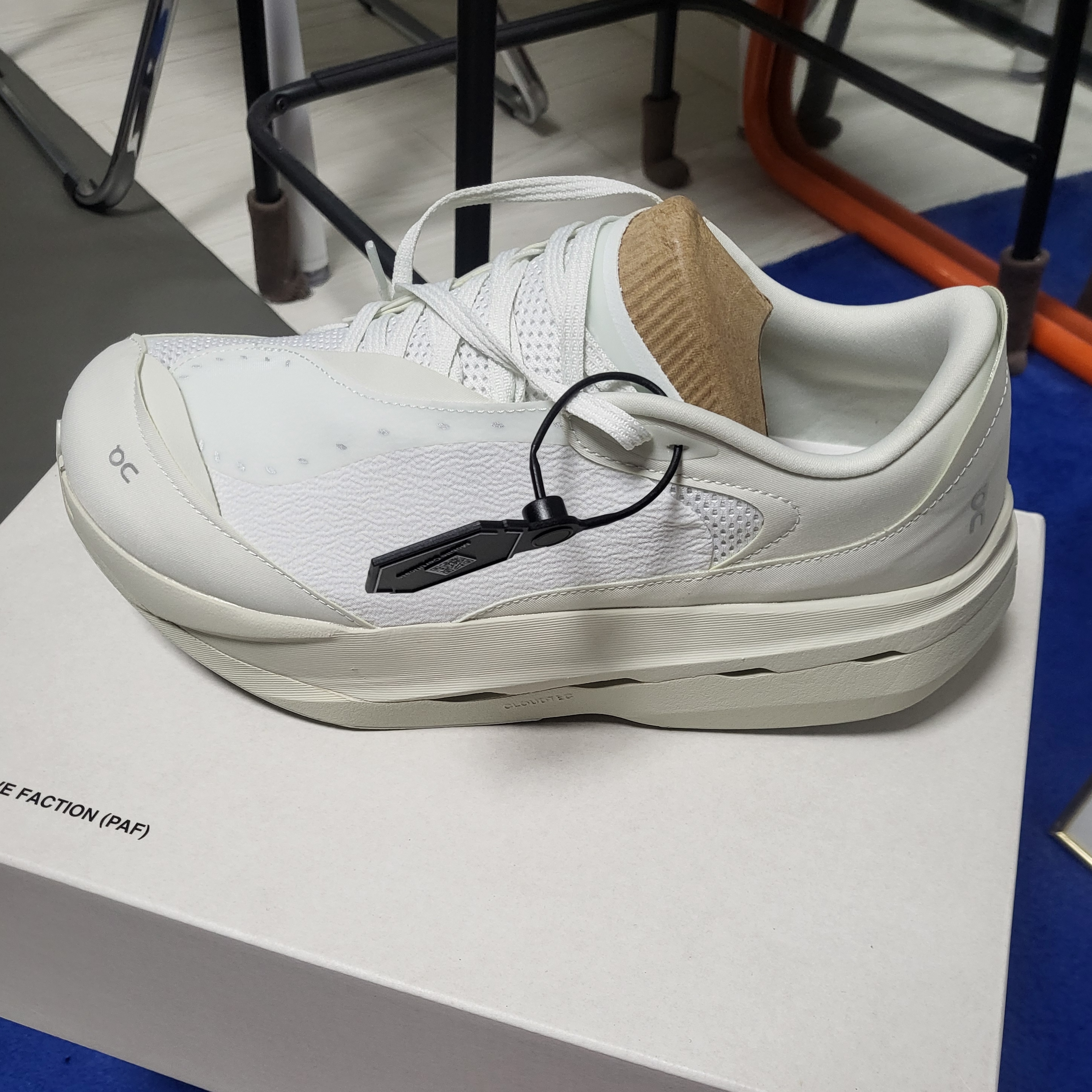 On Running x Post Archive Faction (Paf) Cloudboom Volt White Gale 착용 스타일 - 3