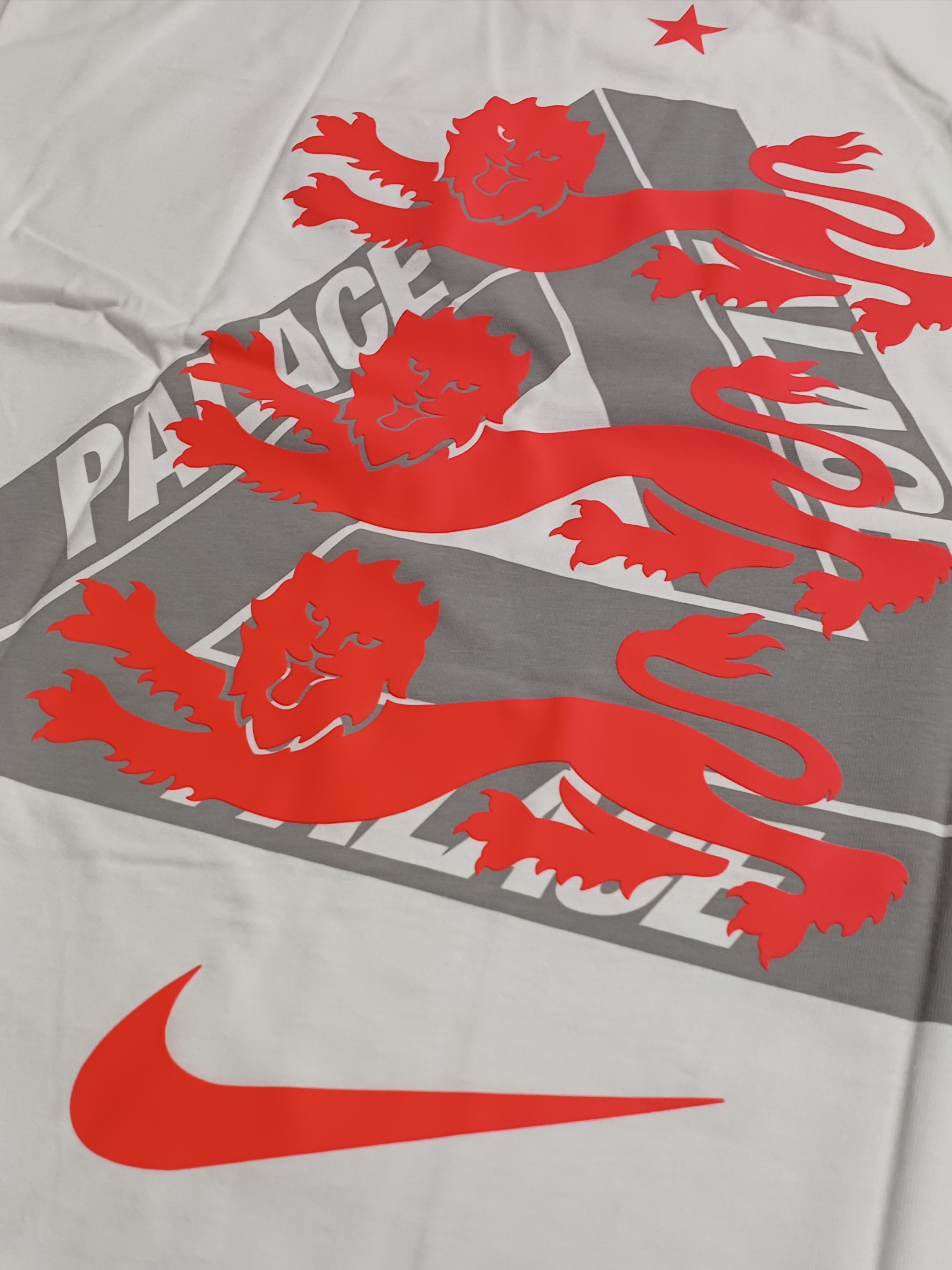 Palace x Nike England T-Shirt White 착용 스타일
