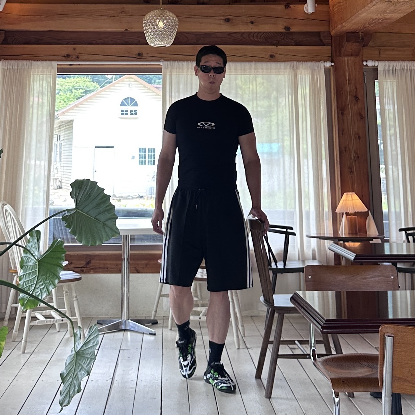 Vetements Logo Patch Light Jersey T-Shirt Black, Balenciaga Drive Sneakers Fluo Green Black 착용 스타일 - 1