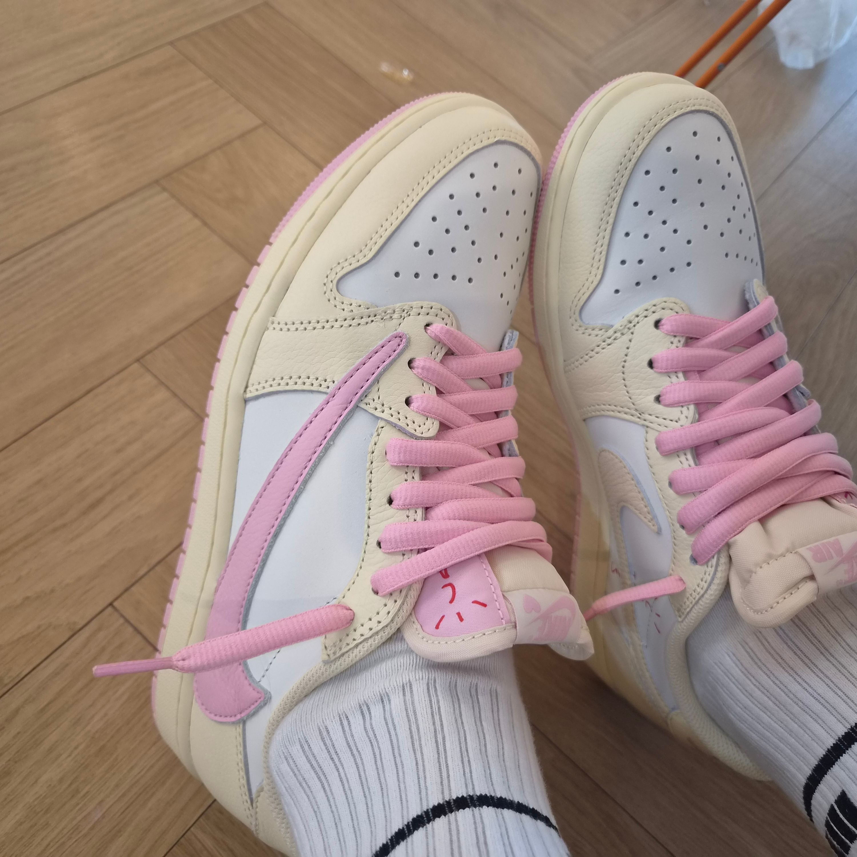 Jordan 1 x Travis Scott Retro Low OG SP Muslin Shy Pink 착용 스타일 - 1