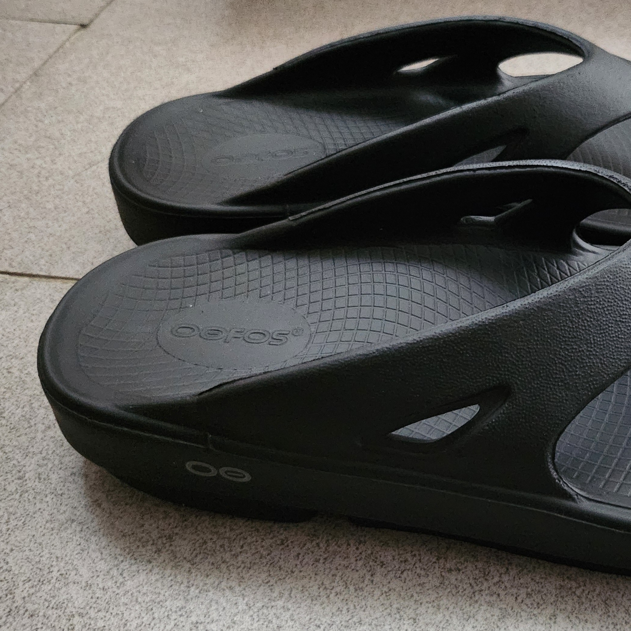 Oofos OOriginal Black 착용 스타일 - 4