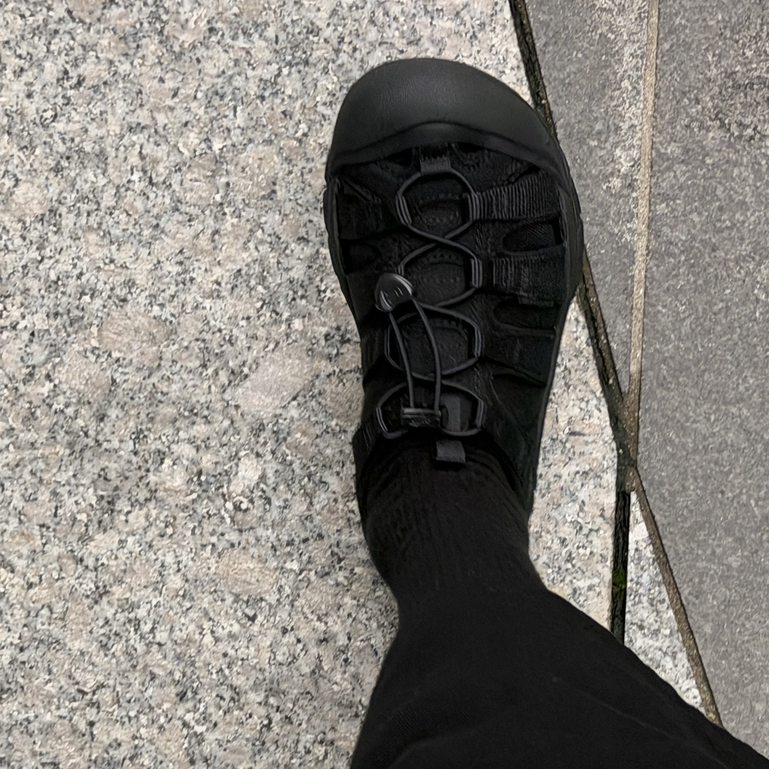(W) Keen Newport H2 Triple Black 착용 스타일 - 2