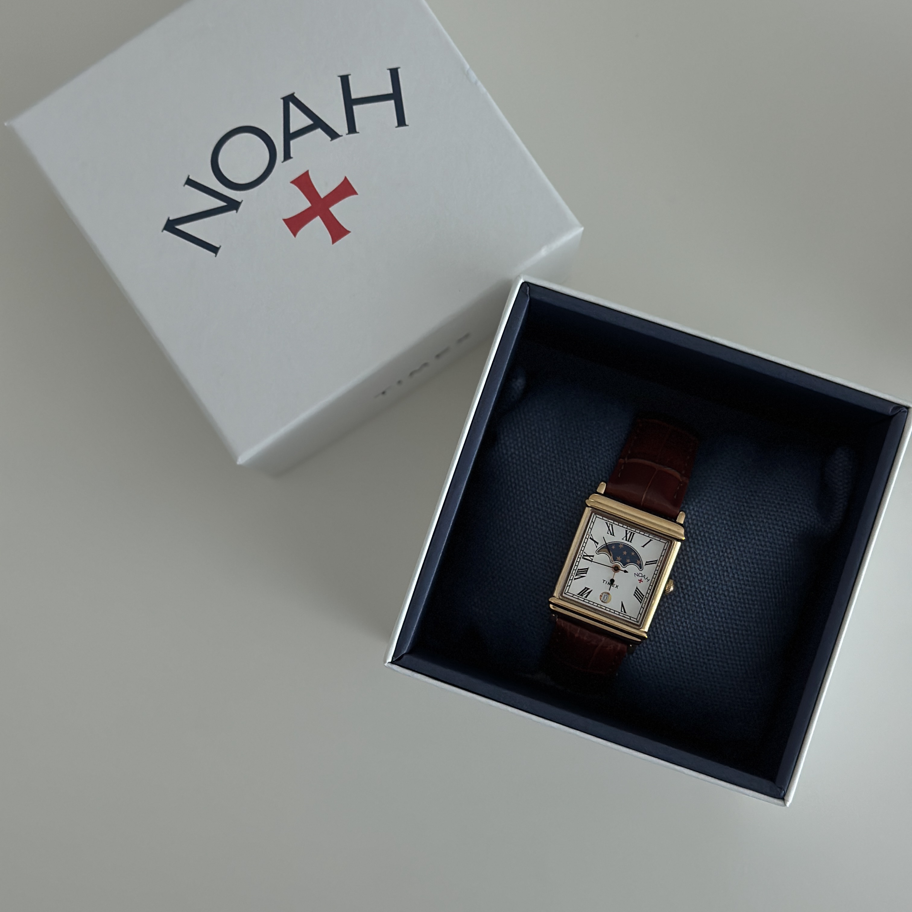 Timex x Noah Moon Phase Watch Brown Gold 착용 스타일 - 1