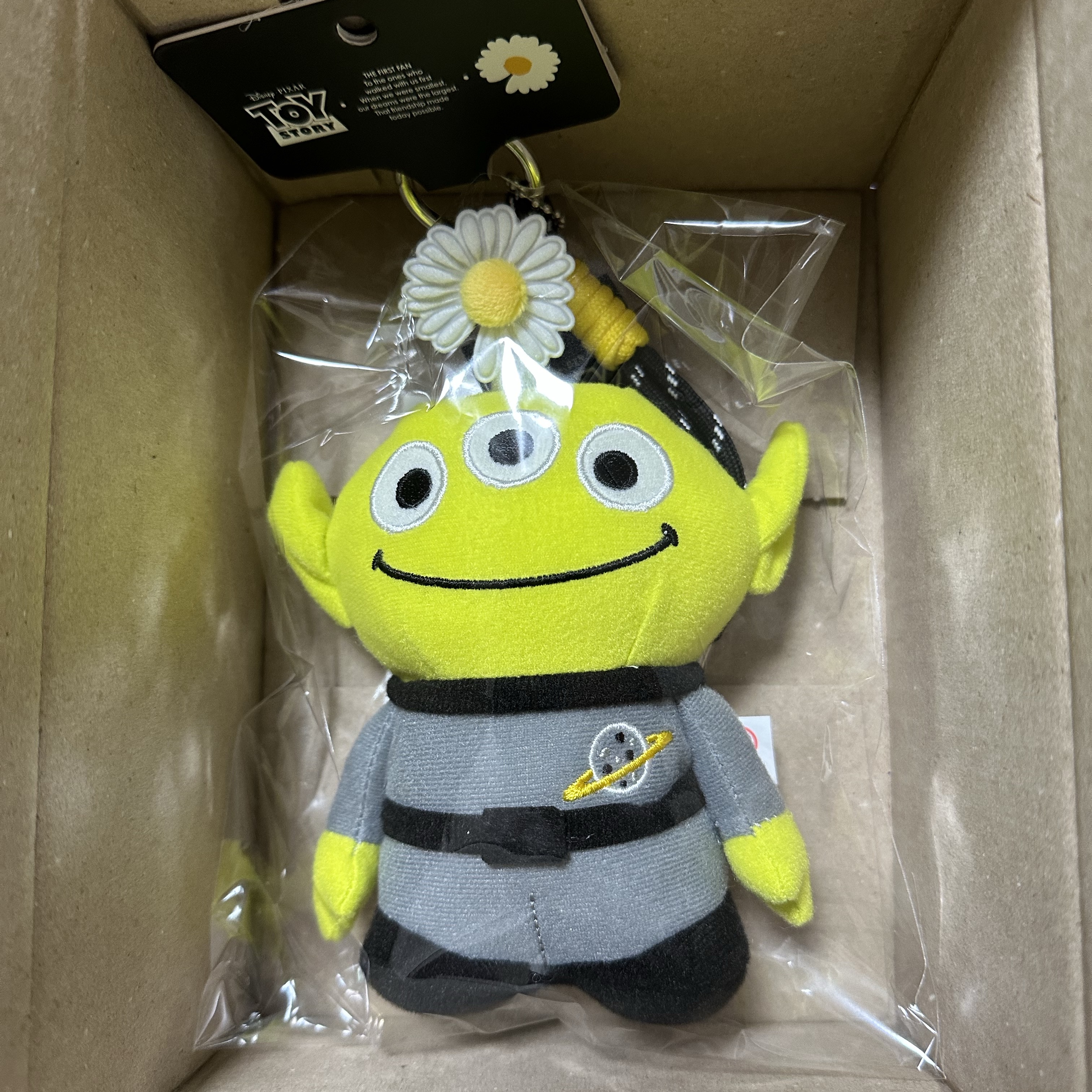 Peaceminusone x Toy Story The First Fan Plush Keyring Alien 착용 스타일