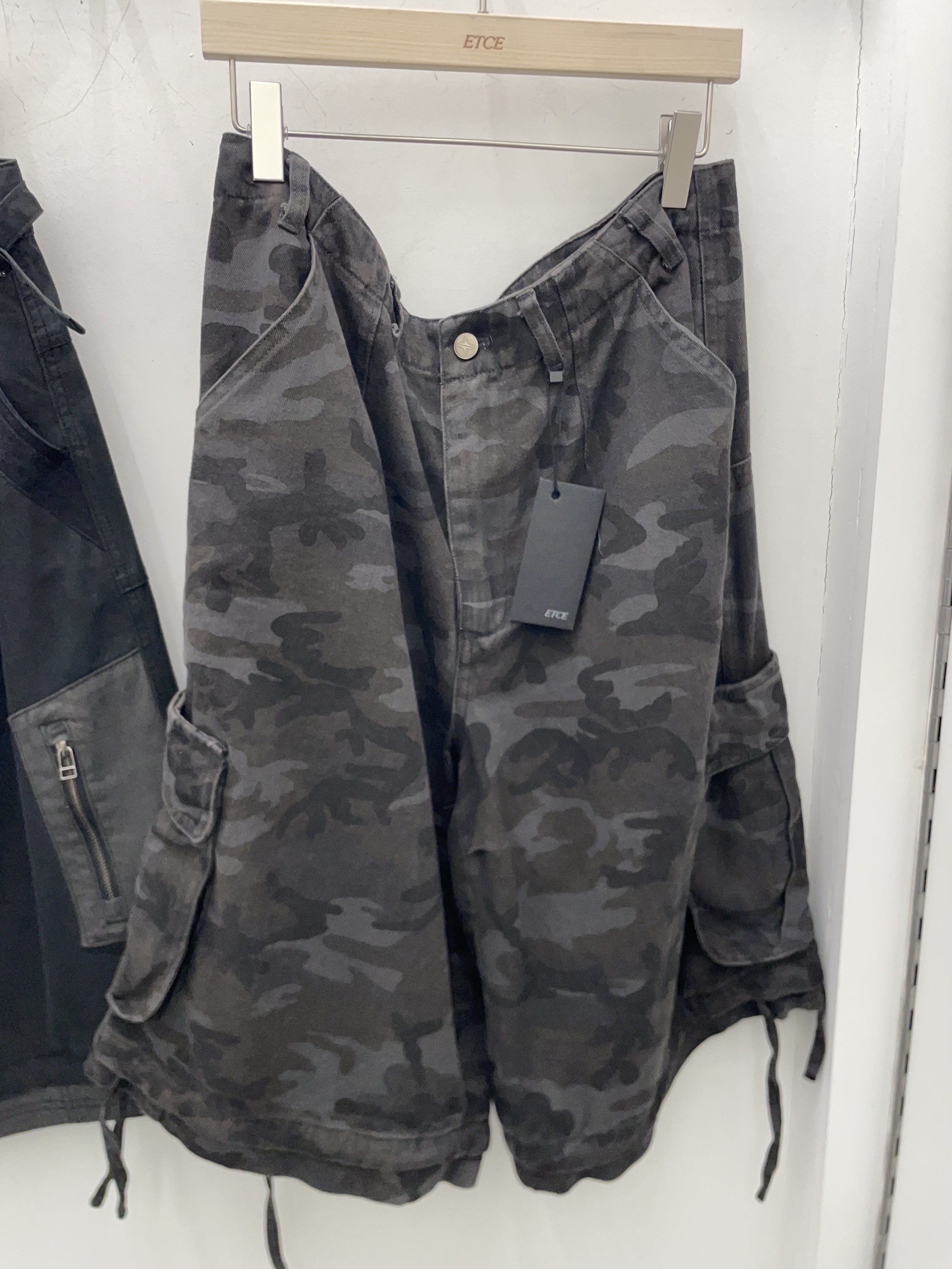 ETCE Back Zipper Cargo Short Camo 착용 스타일