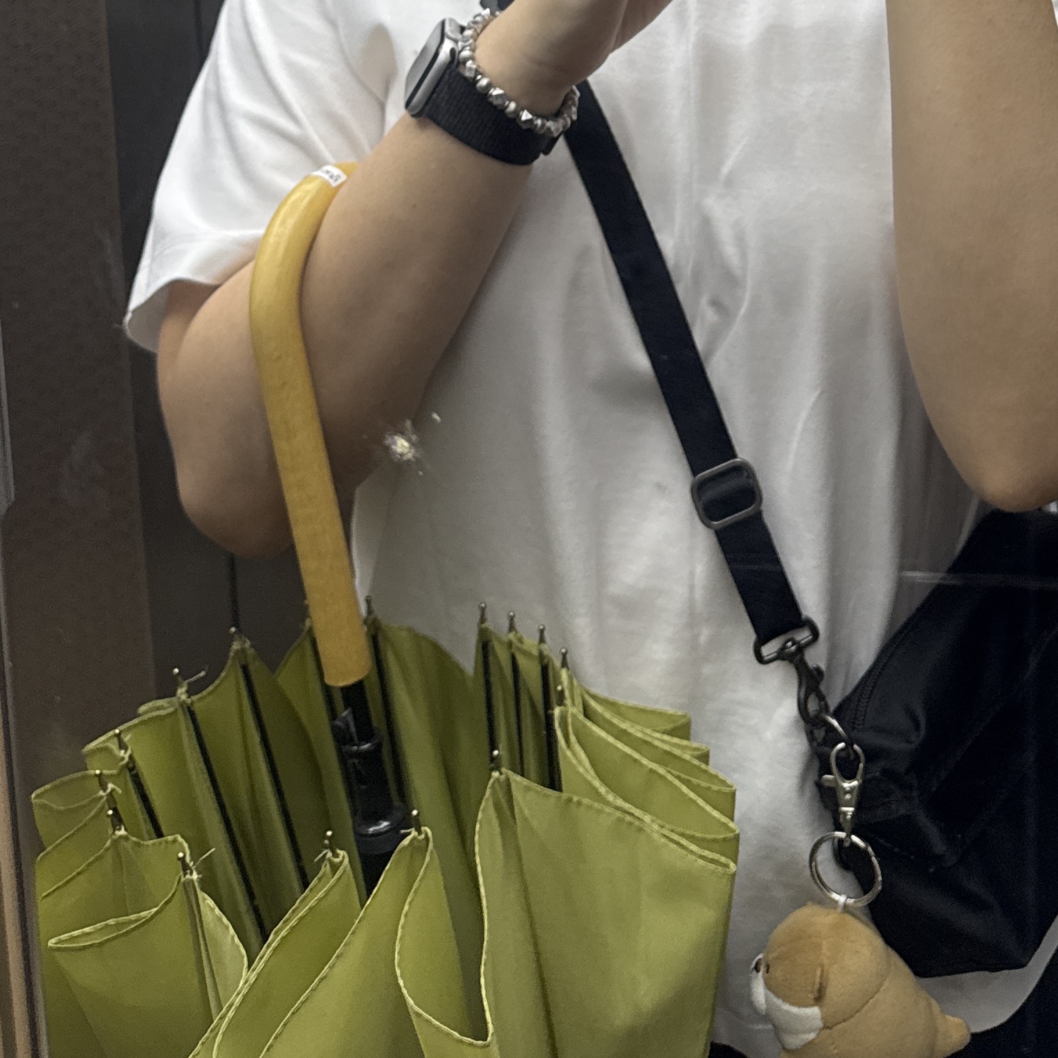 Nike NSW Futura Luxe Crossbody Bag 1L Black 착용 스타일