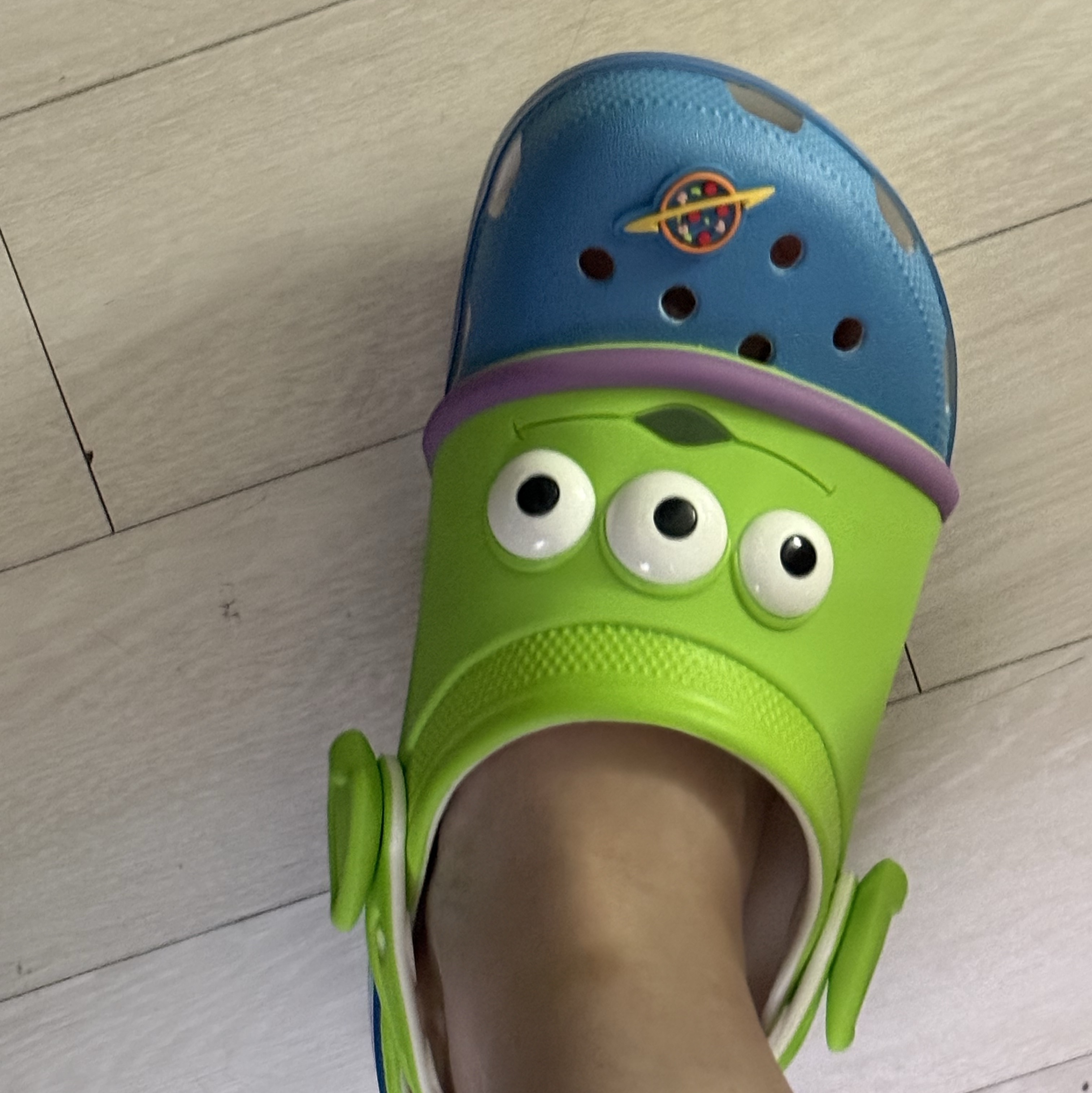 Crocs x Toy Story Alien Classic Clog Multi 착용 스타일