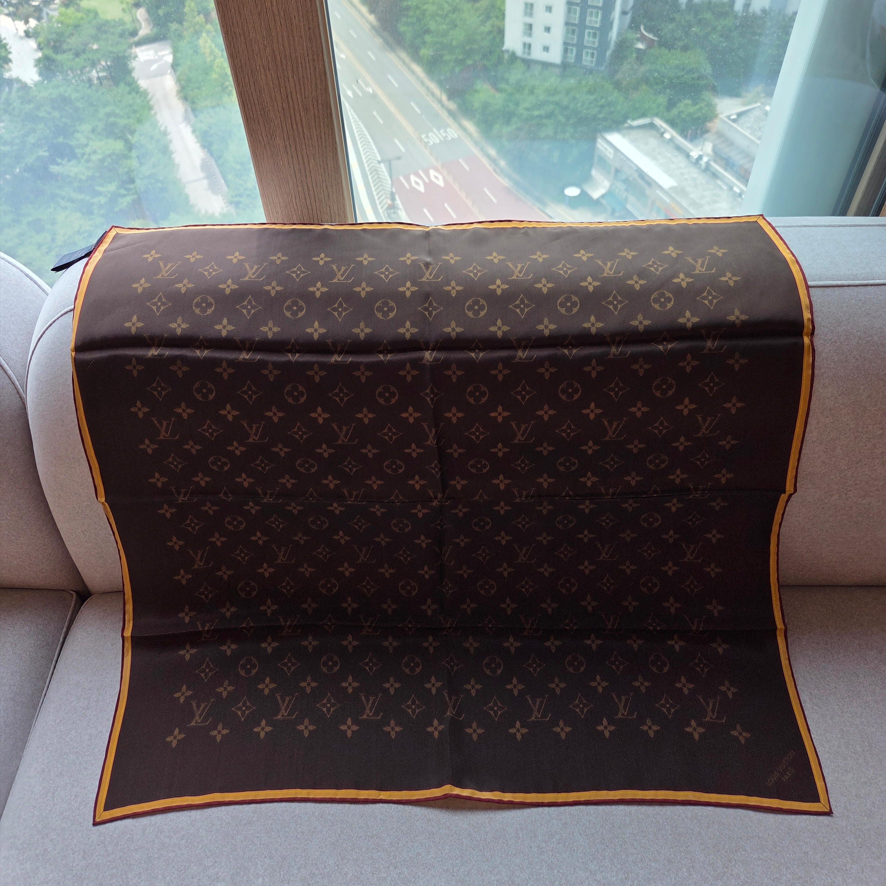 Louis Vuitton Take Out Messenger Autres Cuirs Monogram Monogram, Louis Vuitton LV Monogram Silk Square Brown 착용 스타일 - 5