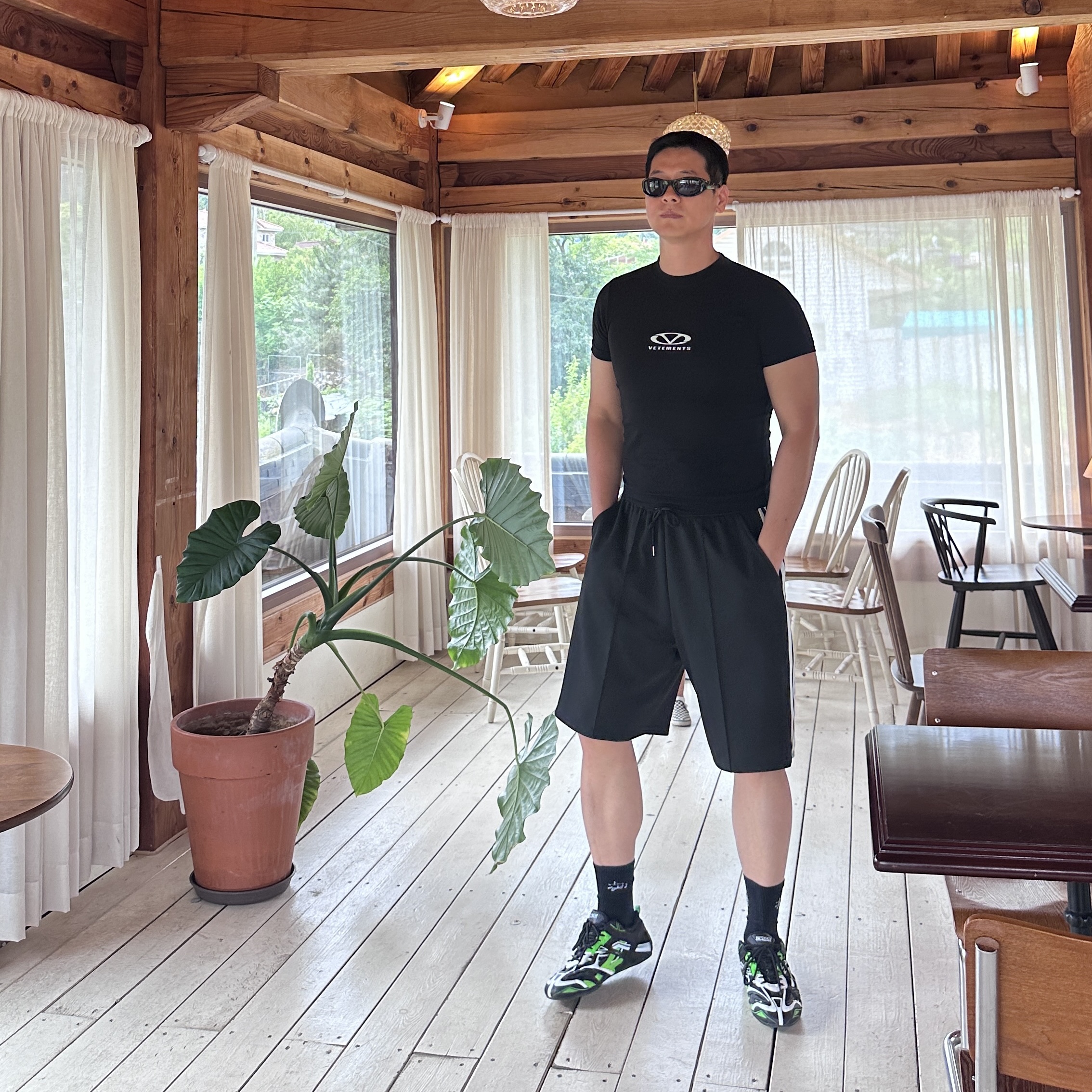 Vetements Logo Patch Light Jersey T-Shirt Black, Balenciaga Drive Sneakers Fluo Green Black 착용 스타일 - 2