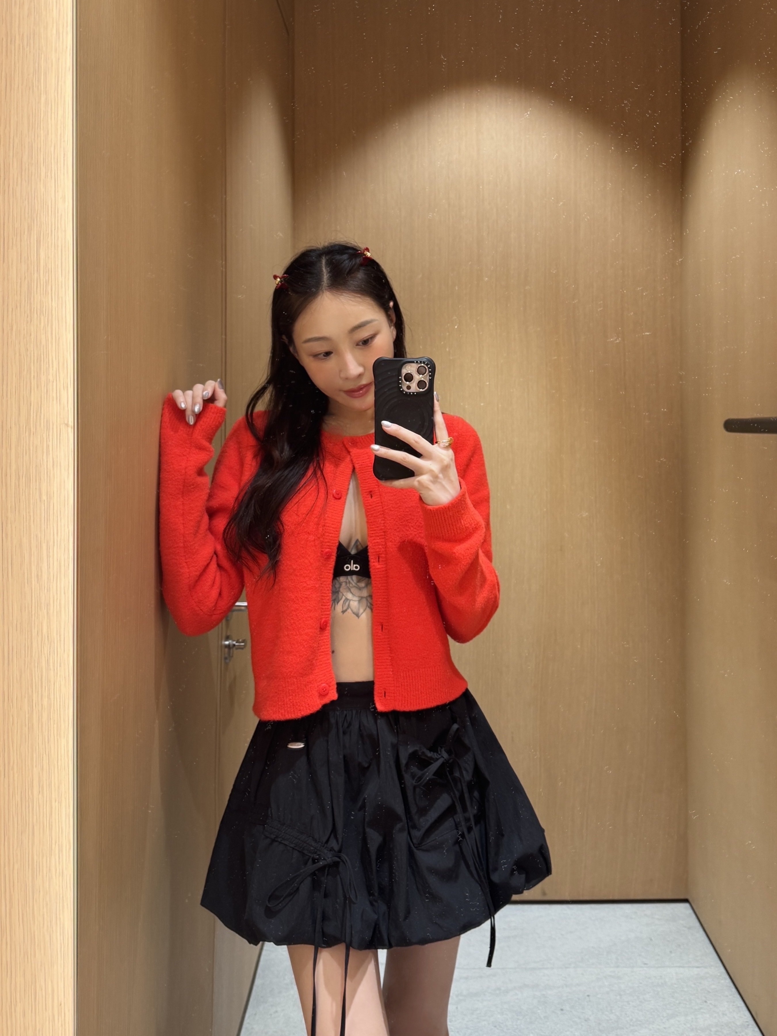 (W) Alo Yoga Splendor Bra Black, (W) Chanel Sandals Grained Calfskin & Black 착용 스타일 - 1