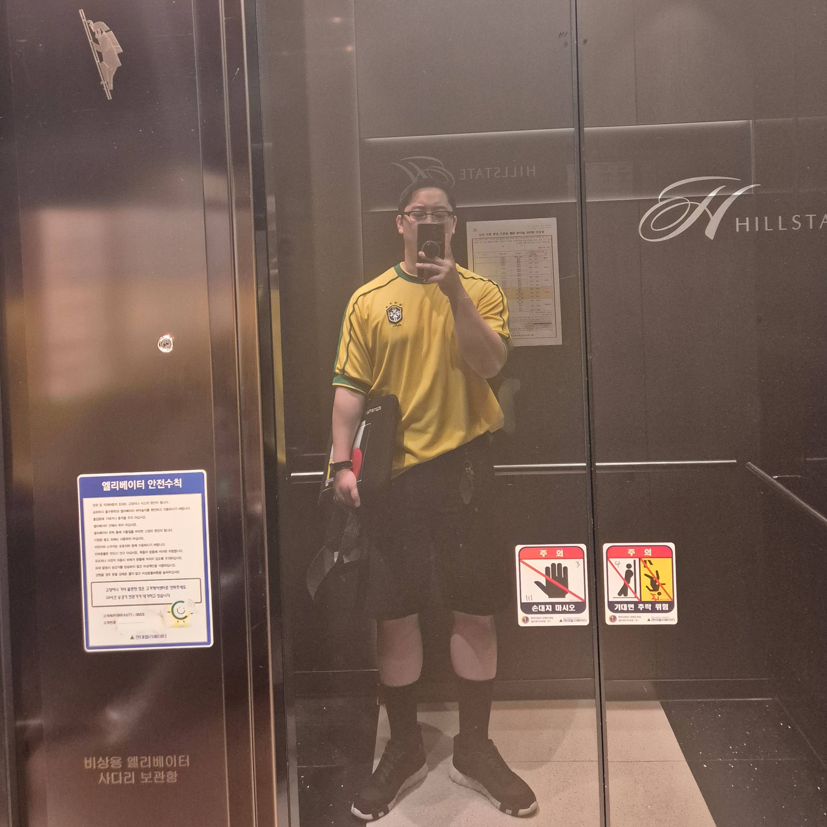 Nike Brazil 1998 Reissue Soccer Replica Jersey Varsity Maize Ronaldo (Marking Ver.), Hermes Bouncing Sneakers Calfskin Suede Goatskin & Noir 착용 스타일