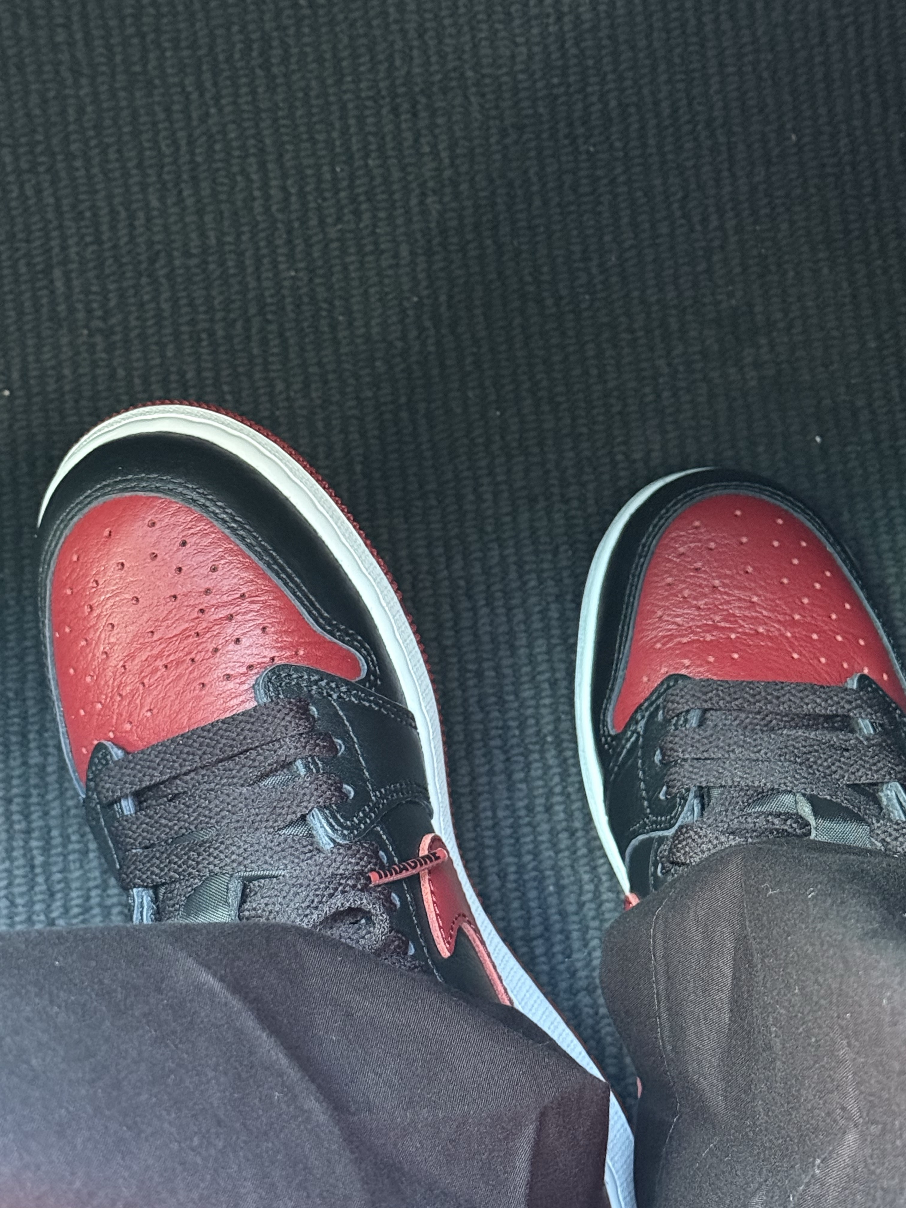Jordan 1 Retro Low OG Banned 2026, (W) Matin Kim Pintuck Sleeveless Top White 착용 스타일 - 3