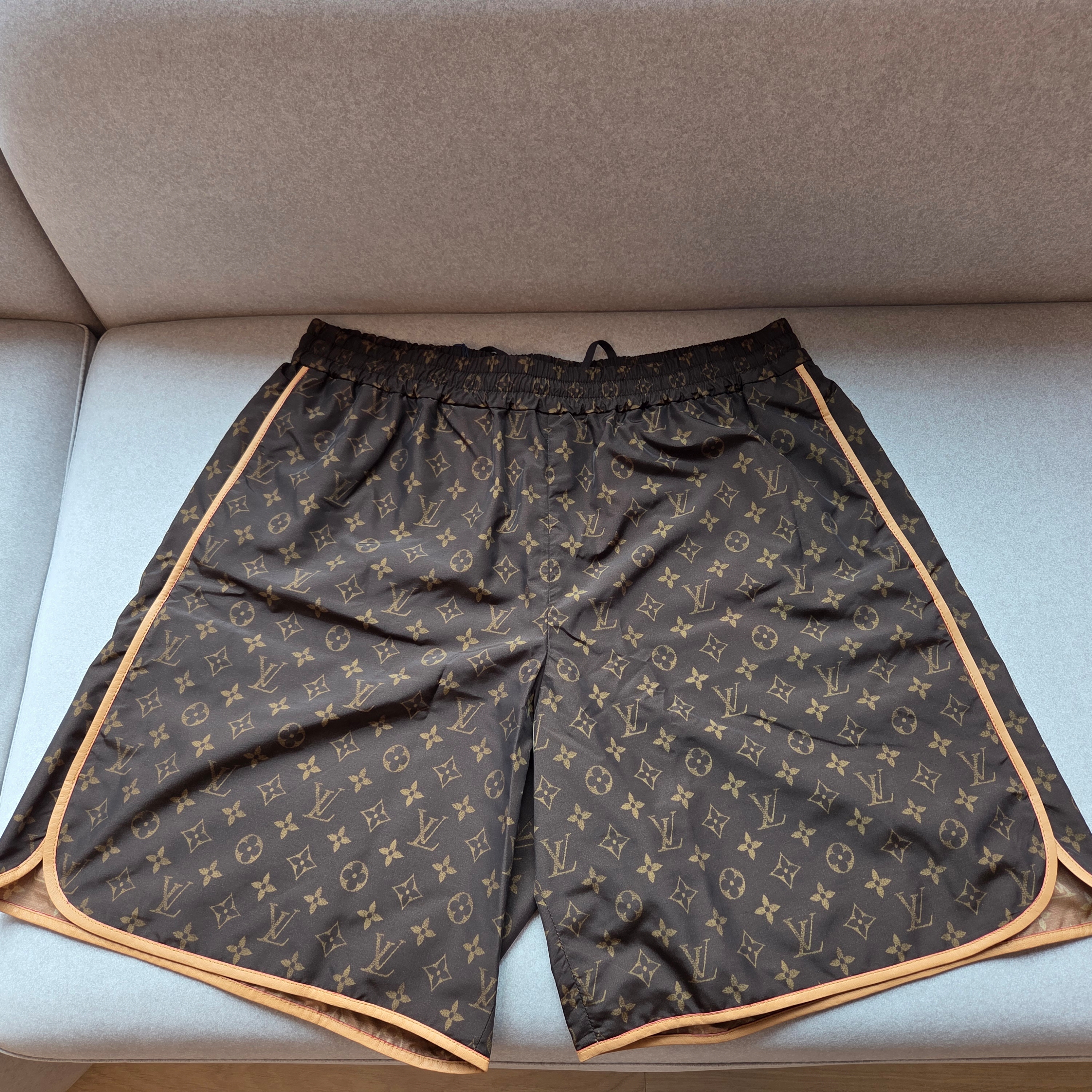 Louis Vuitton Take Out Messenger Autres Cuirs Monogram Monogram, Louis Vuitton LV Monogram Silk Square Brown 착용 스타일 - 7
