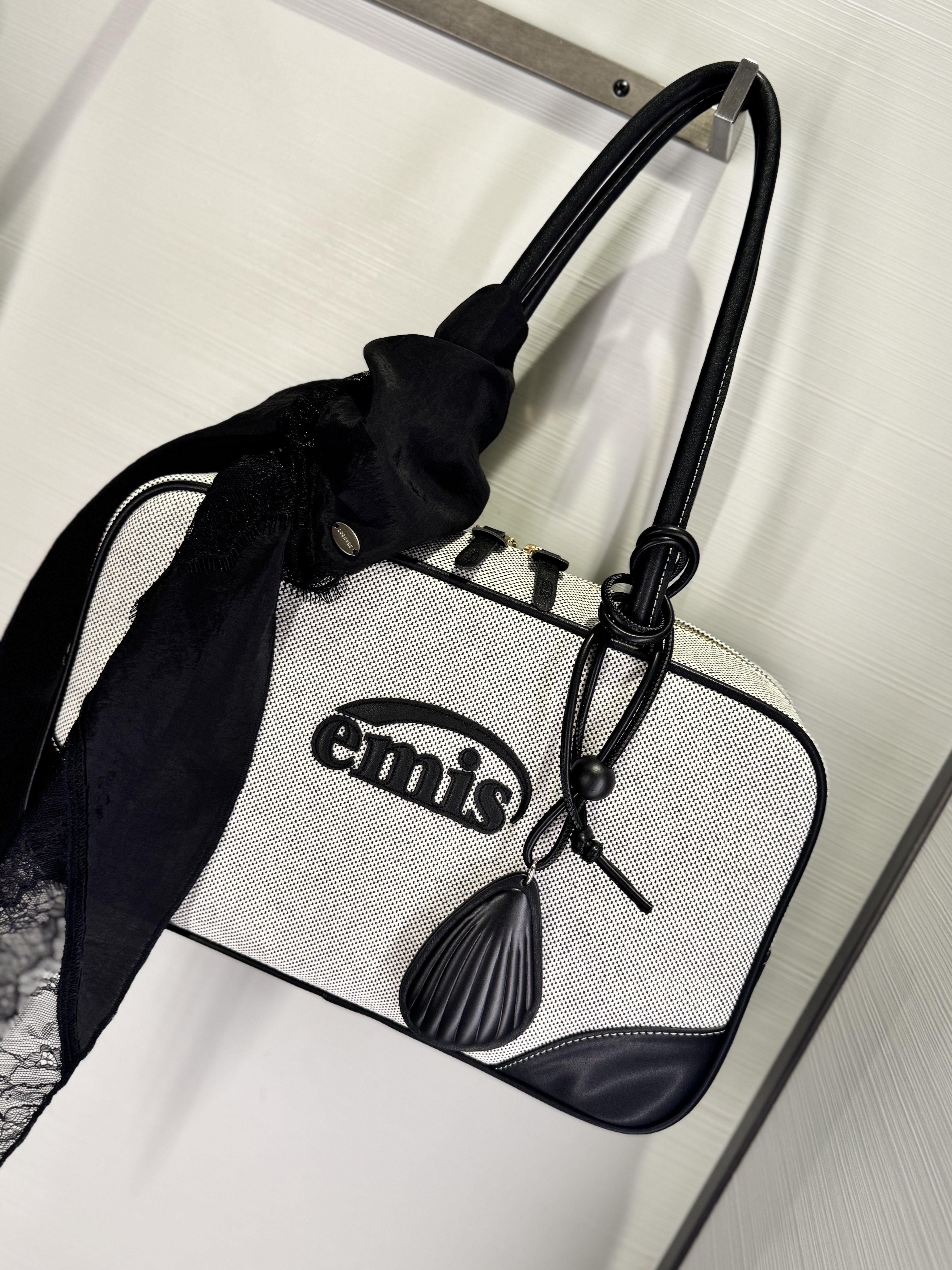 Emis Canvas Leather Tote Bag Black, Emis Washed Denim Ball Cap Light Blue Denim Navy 착용 스타일 - 3