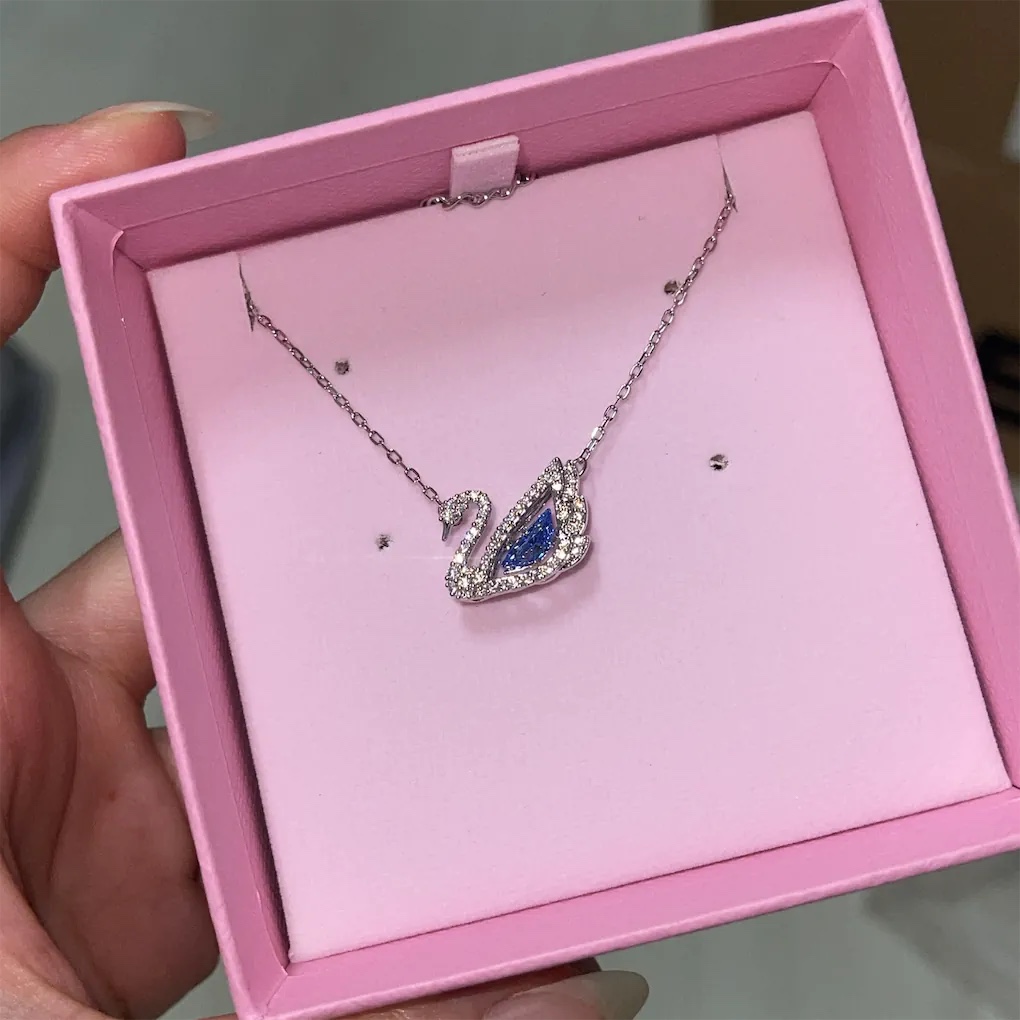 (W) Swarovski Dancing Swan Necklace Blue Rhodium Plated 착용 스타일