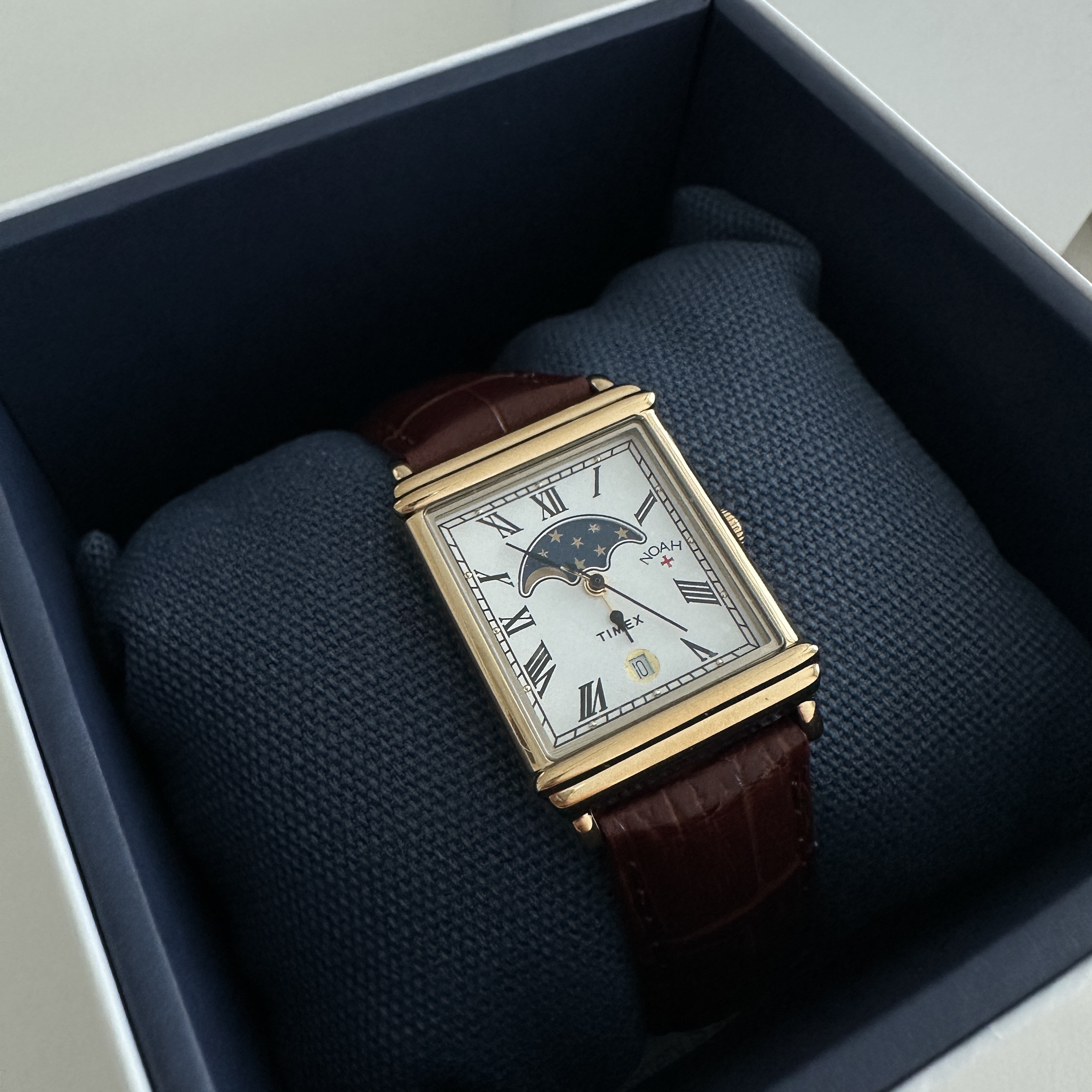 Timex x Noah Moon Phase Watch Brown Gold 착용 스타일 - 2