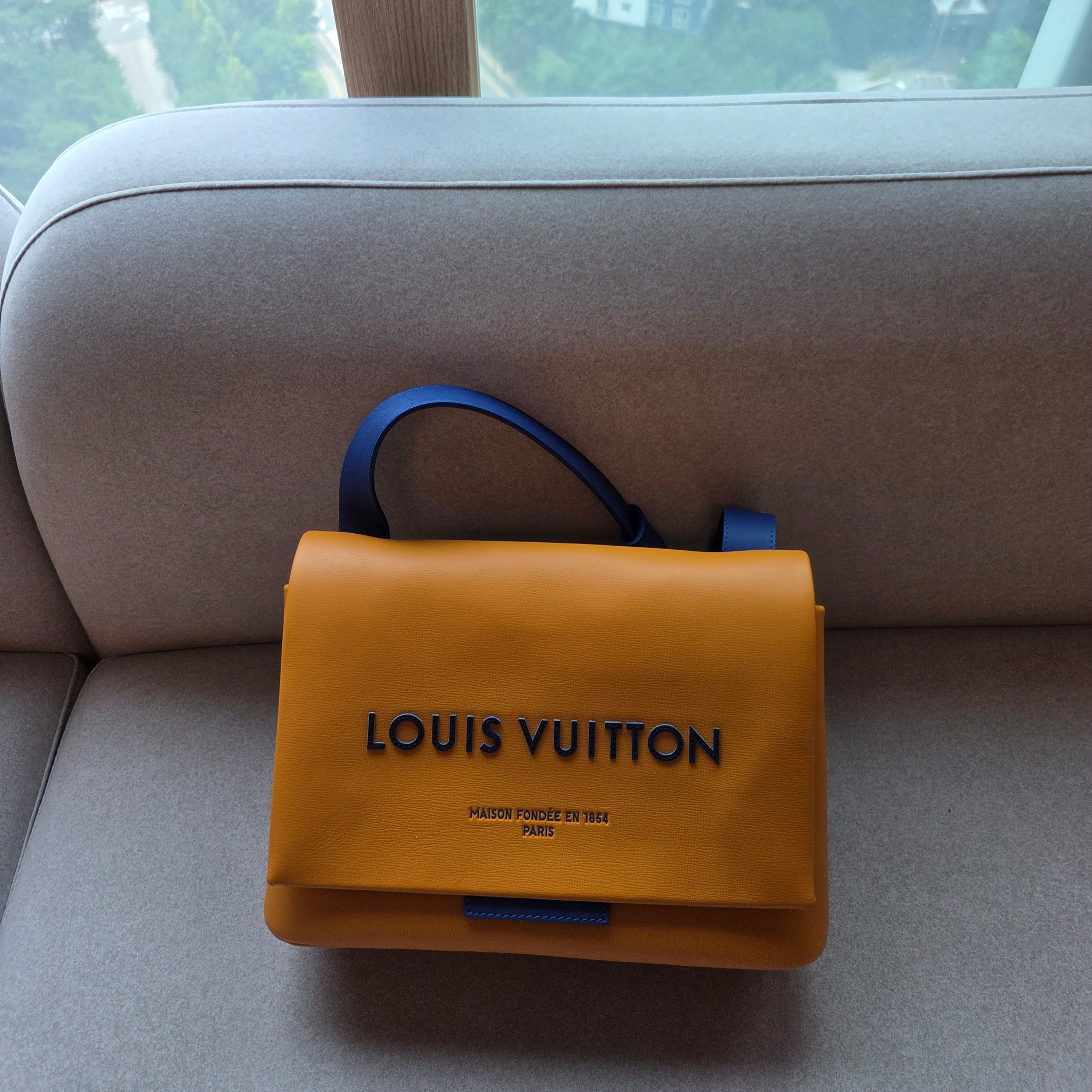 Louis Vuitton Take Out Messenger Autres Cuirs Monogram Monogram, Louis Vuitton LV Monogram Silk Square Brown 착용 스타일 - 4
