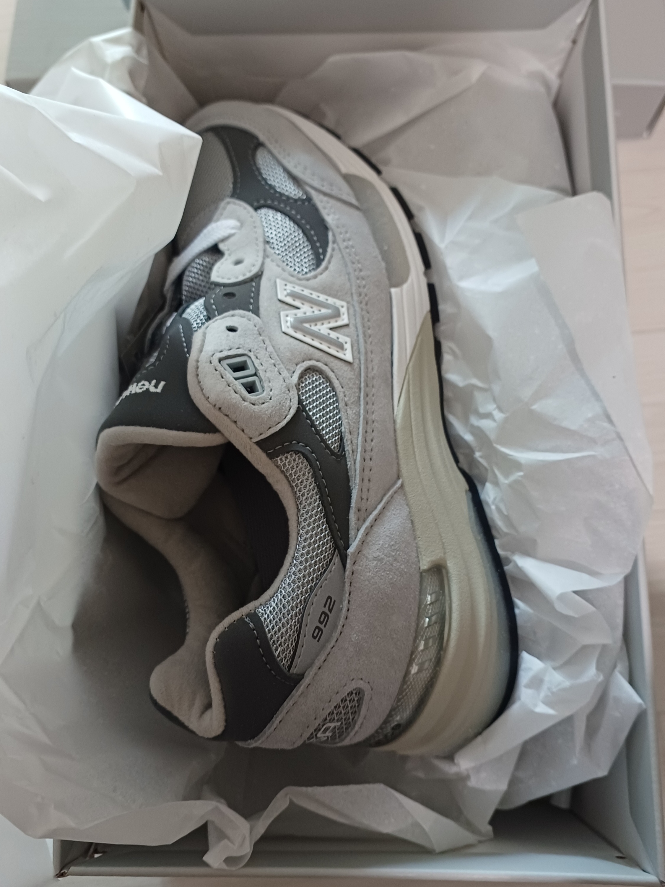New Balance 992 Made in USA Core Grey Silver Metallic 착용 스타일