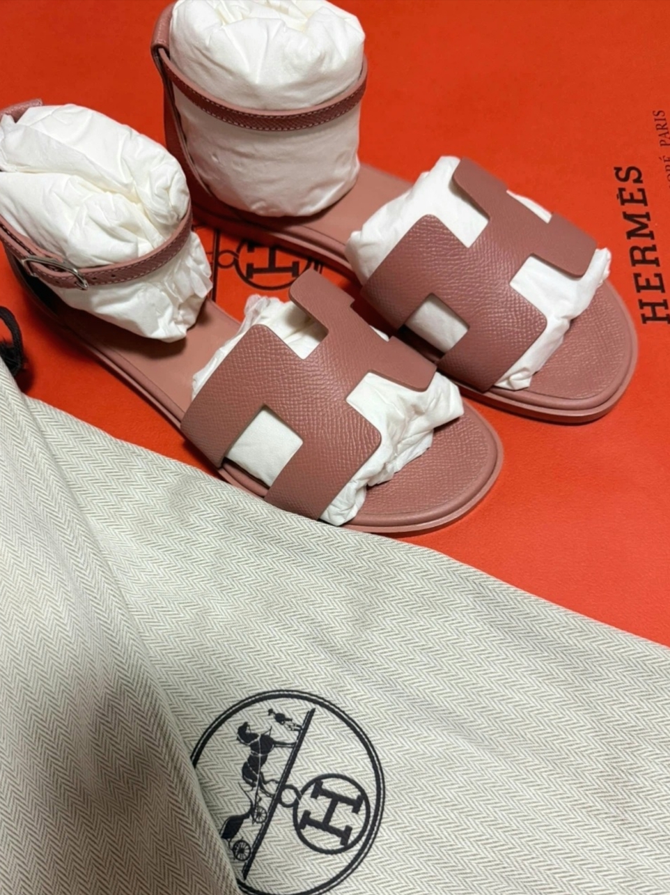 (W) Hermes Santorini Sandal Epsom & Gold 착용 스타일 - 1