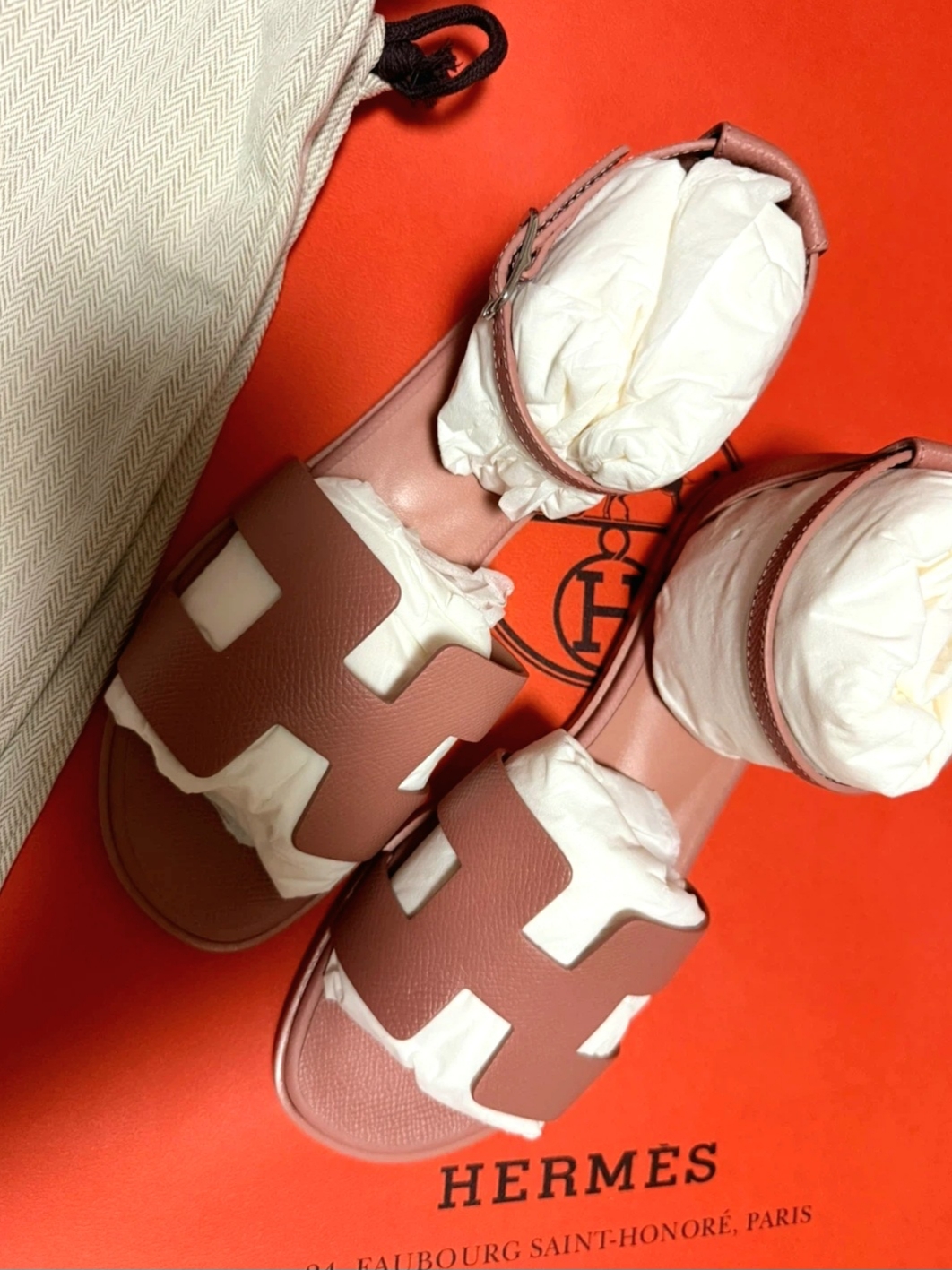 (W) Hermes Santorini Sandal Epsom & Gold 착용 스타일 - 2