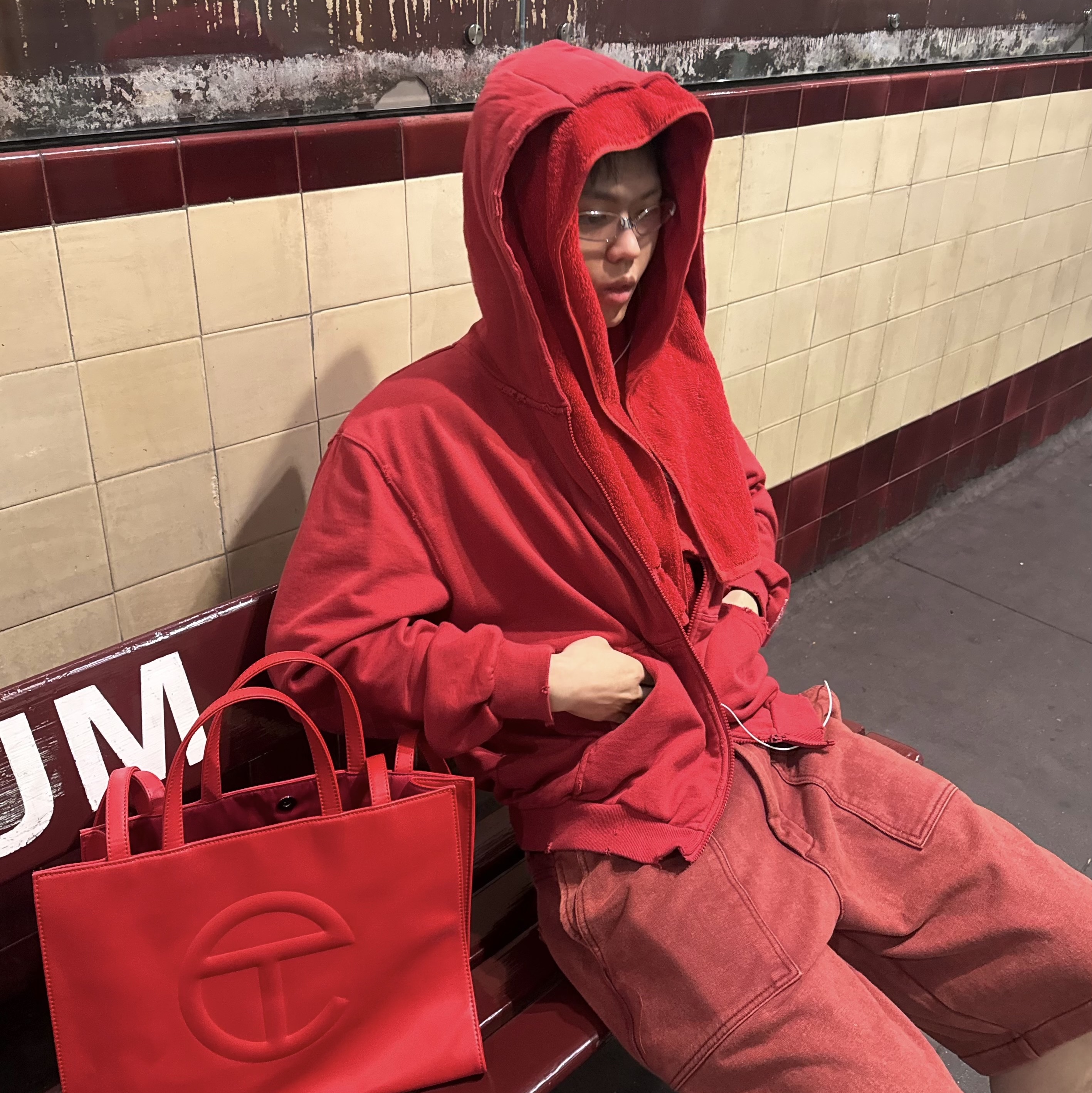 Protocol Index Terry Towel Zip Hoodie Red, Telfar Large Shopping Bag Red 착용 스타일 - 4