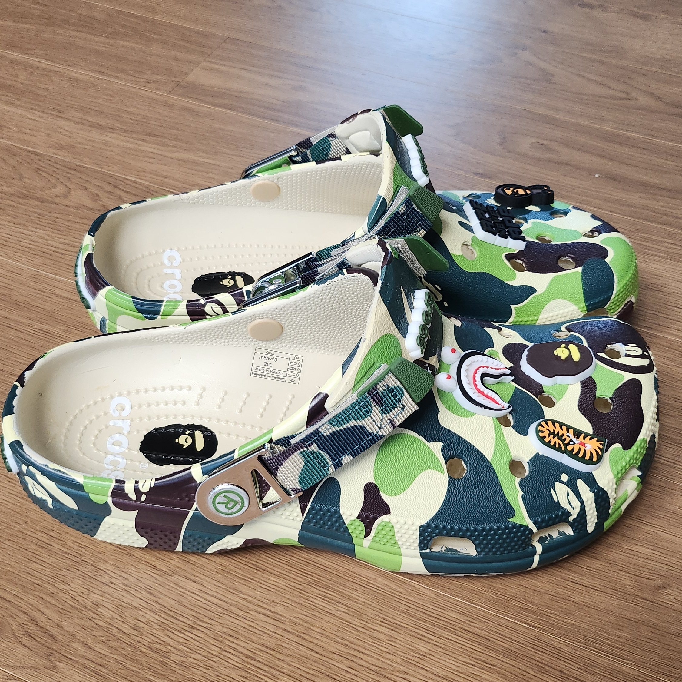 Crocs x BAPE Classic Clog Chai 착용 스타일 - 1