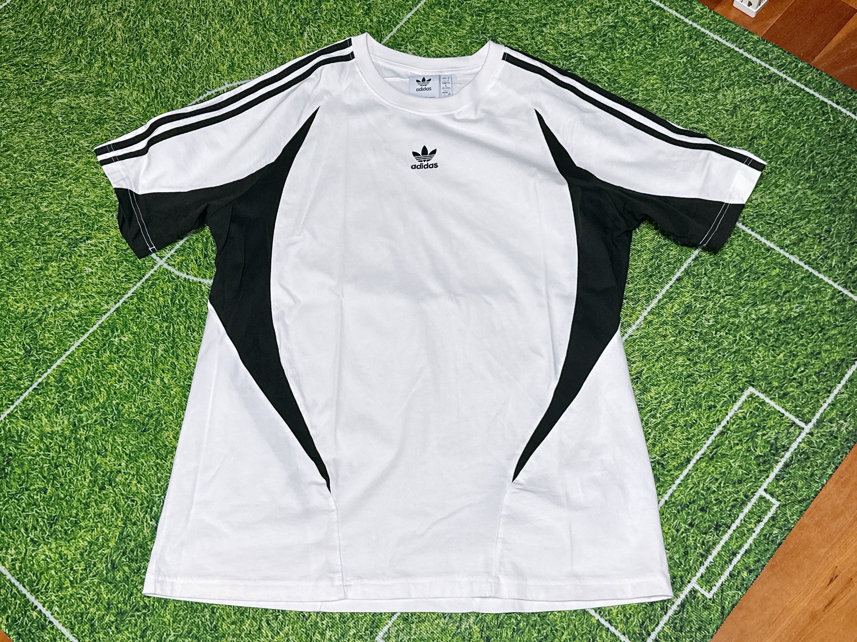 Adidas Archive T-Shirt White Black - KR Sizing 착용 스타일