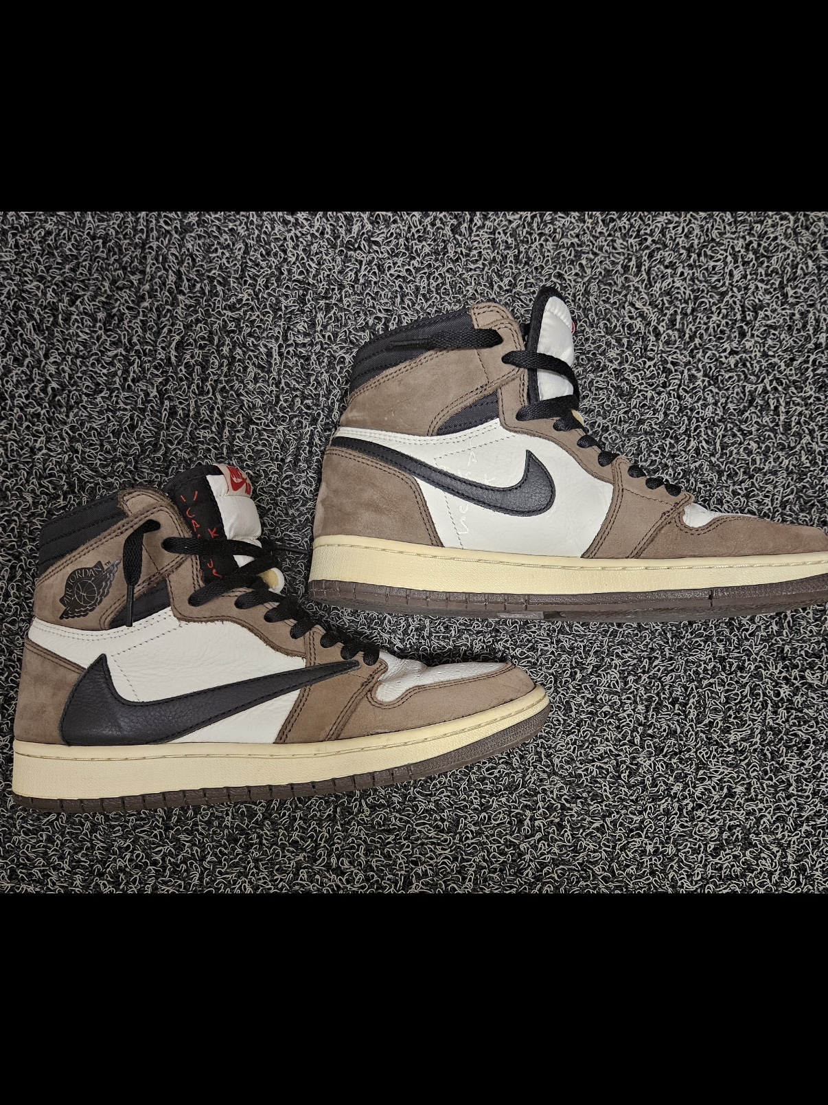 Jordan 1 x Travis Scott Retro High OG SP Mocha 착용 스타일 - 2