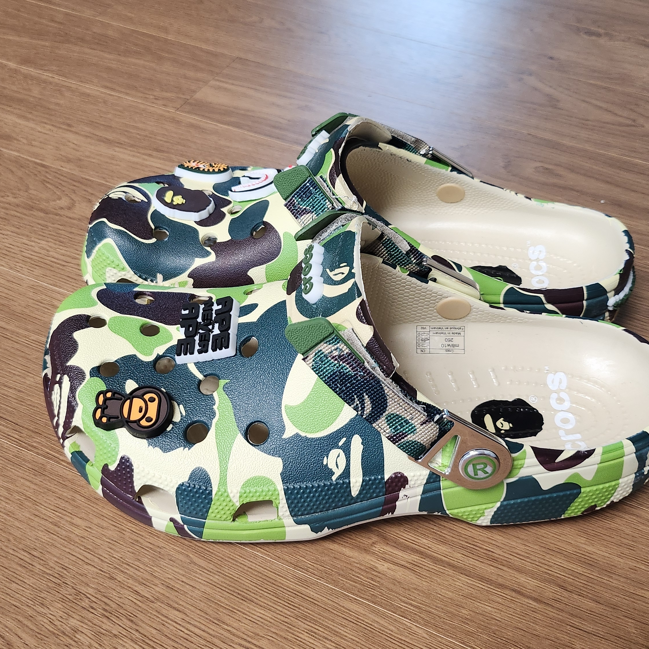 Crocs x BAPE Classic Clog Chai 착용 스타일 - 3