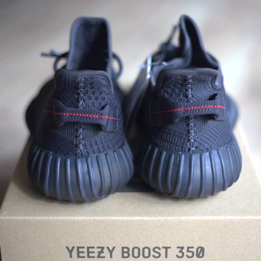 Adidas Yeezy Boost 350 V2 Black - Non-Reflective 착용 스타일