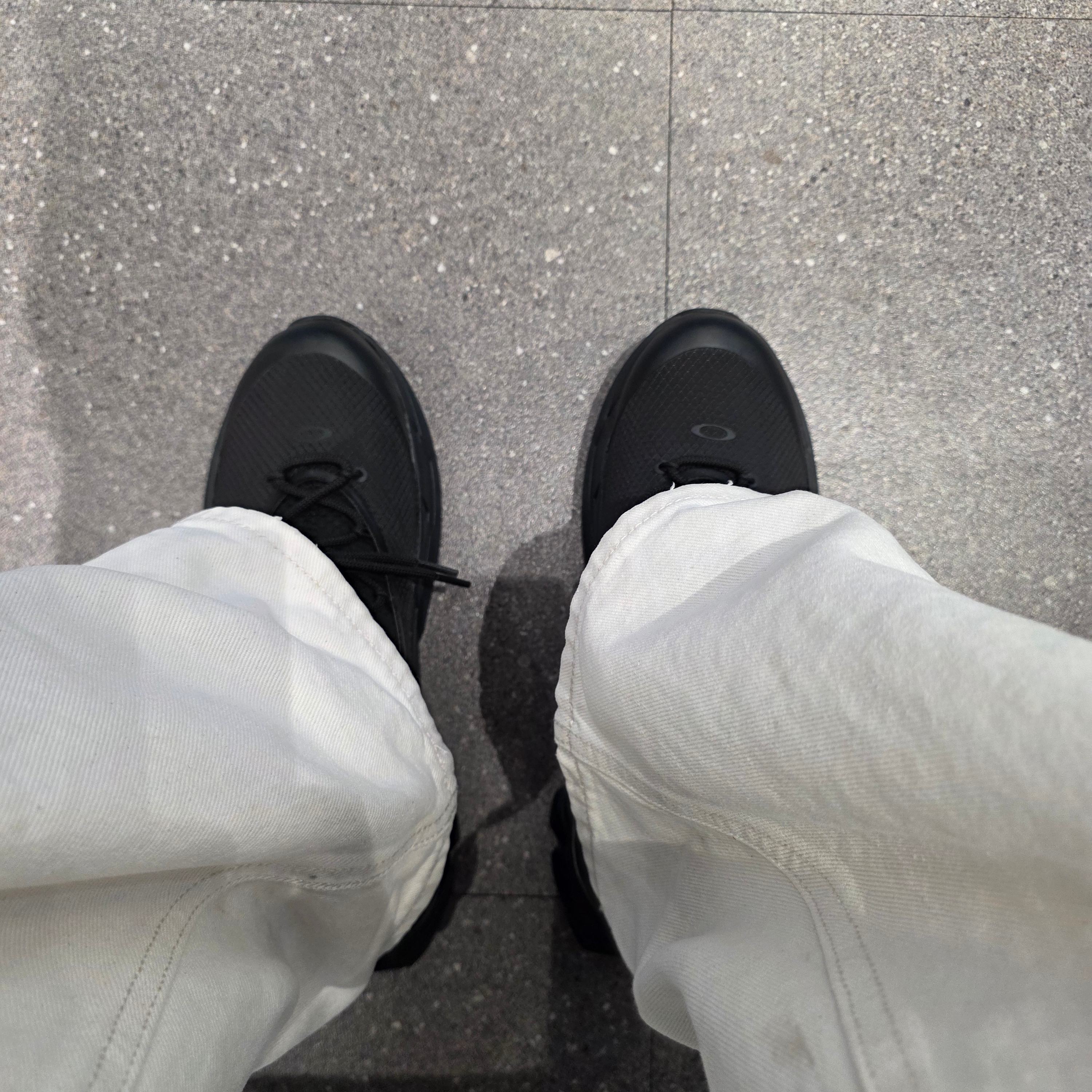 Oakley Light Shield Triple Black 착용 스타일