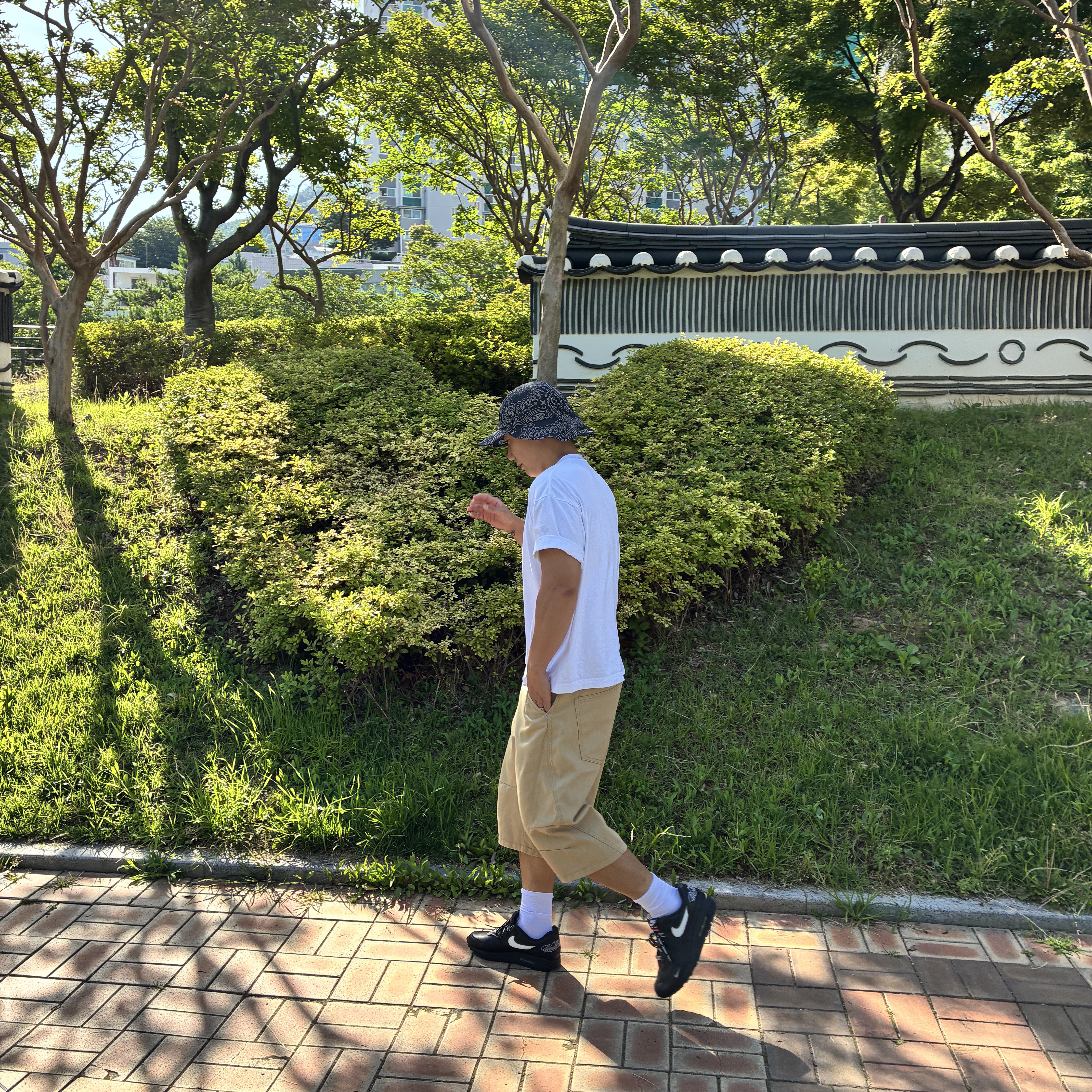 Supreme Reflective Bandana Sunshield Camp Cap Black - 26SS, Nike x Supreme Air Max 1 '87 Black White - 25SS 착용 스타일 - 3