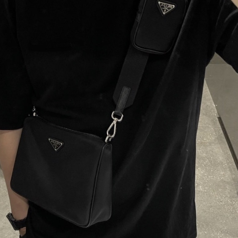 Prada Re-Nylon and Saffiano Leather Shoulder Bag Black 착용 스타일