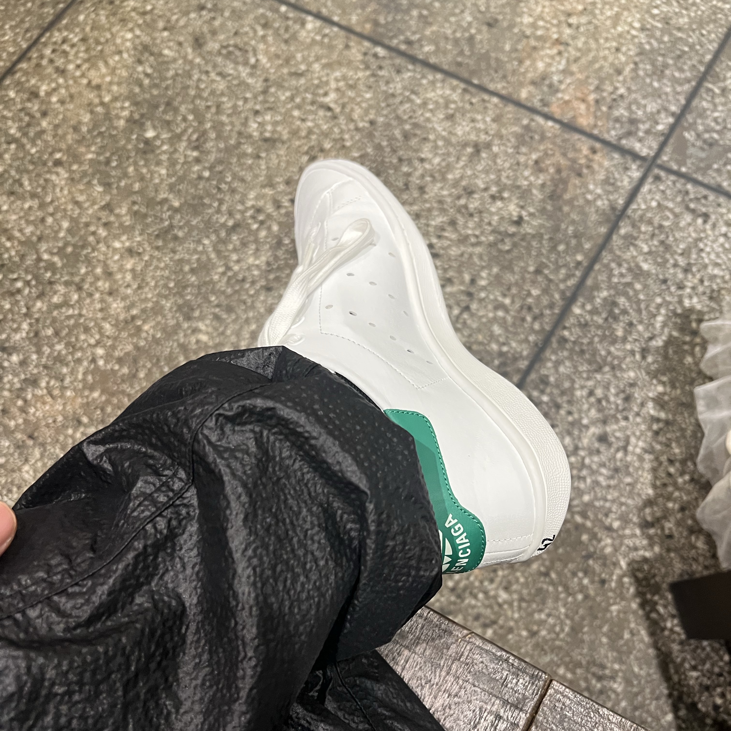 Balenciaga x Adidas Stan Smith Core White Green 착용 스타일