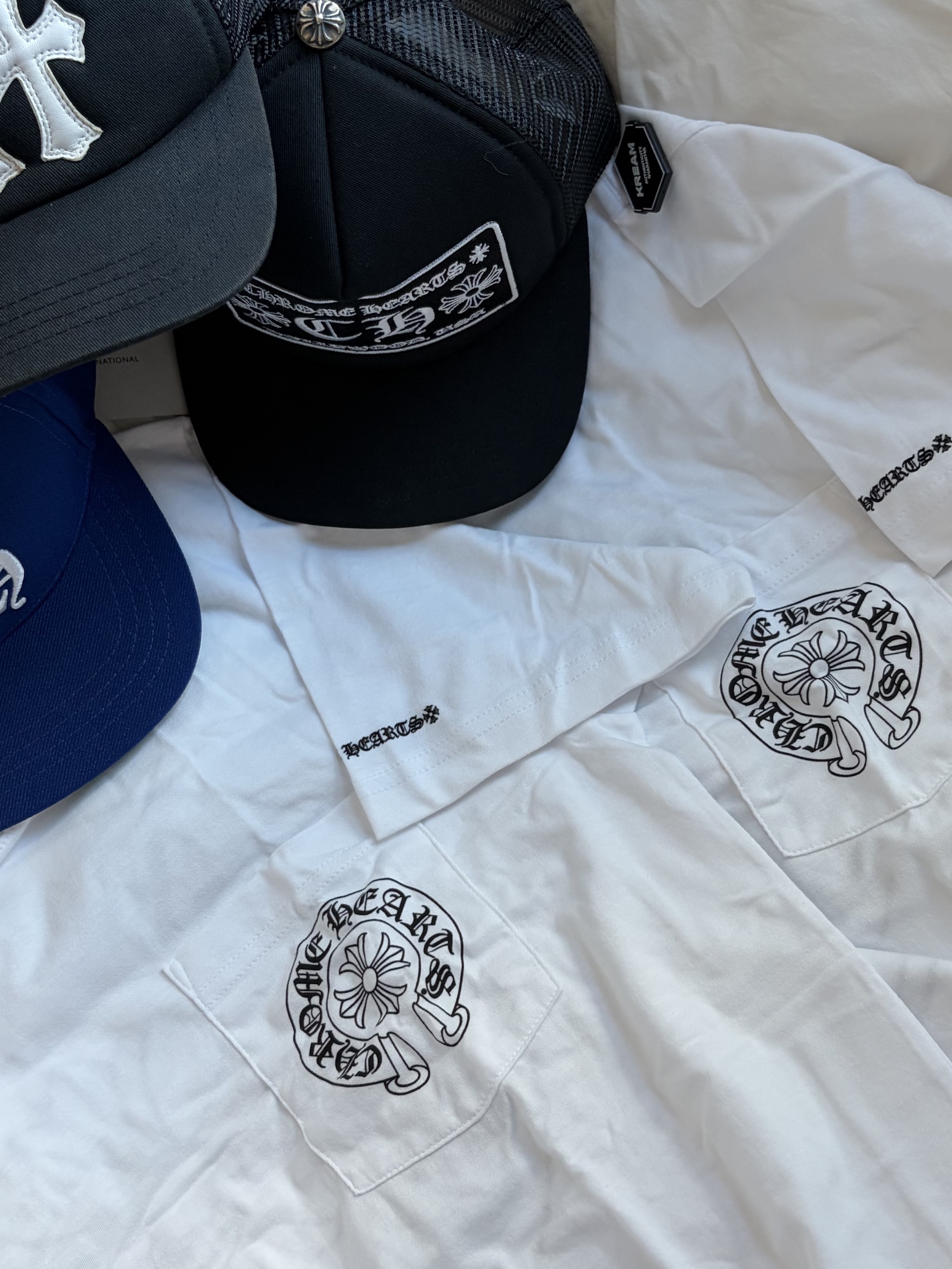 Chrome Hearts Horseshoe Logo Pocket T-Shirt White, Chrome Hearts Baseball Cap Dodger Blue - Los Angeles Exclusive 착용 스타일 - 3