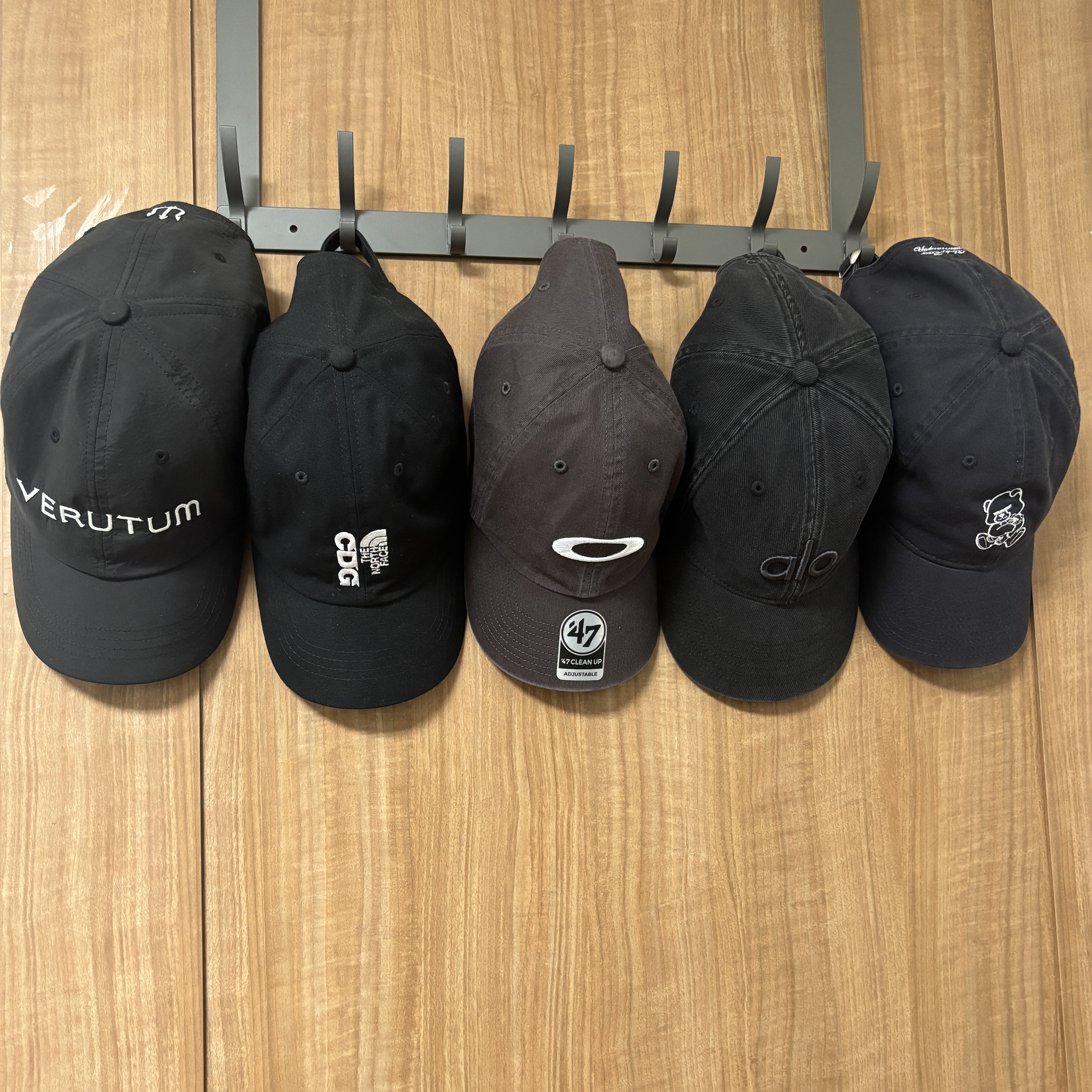 Alo Yoga Washed Off Duty Cap Vintage Black, CDG x The North Face Norm Hat Black 착용 스타일