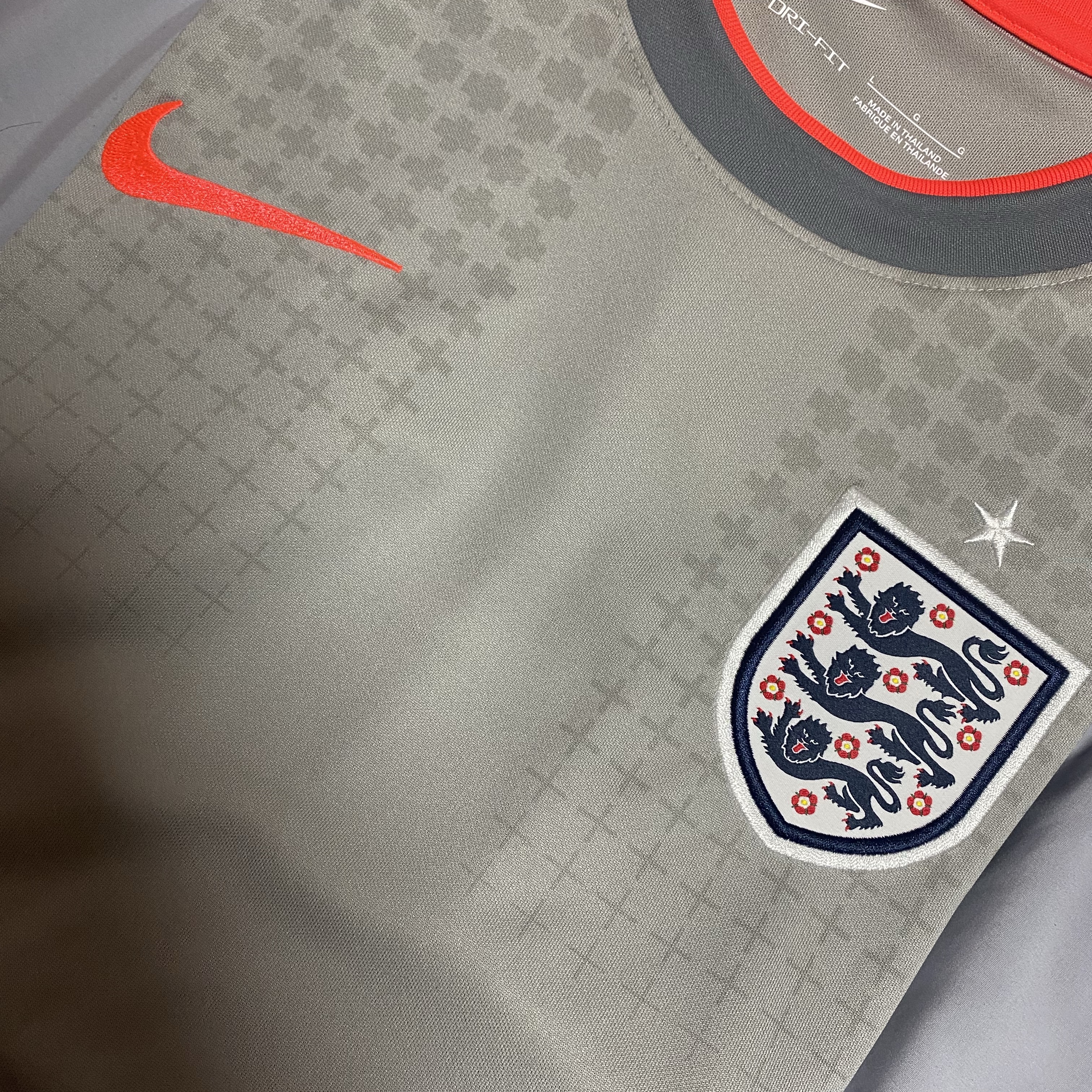 Palace x Nike England Academy Pro Short-Sleeve Football Top Pewter Grey Bright Crimson Bright Crimson 착용 스타일