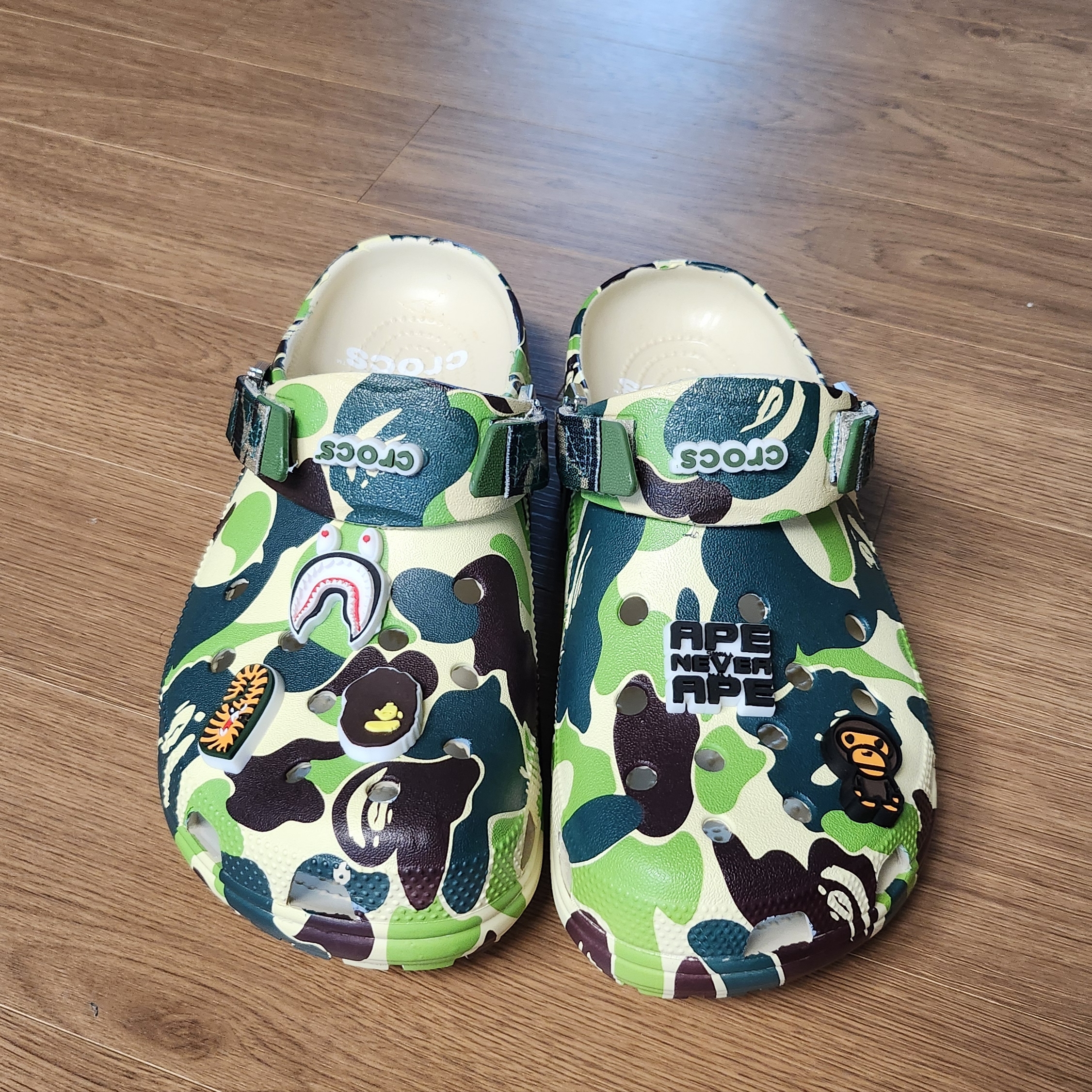 Crocs x BAPE Classic Clog Chai 착용 스타일 - 2