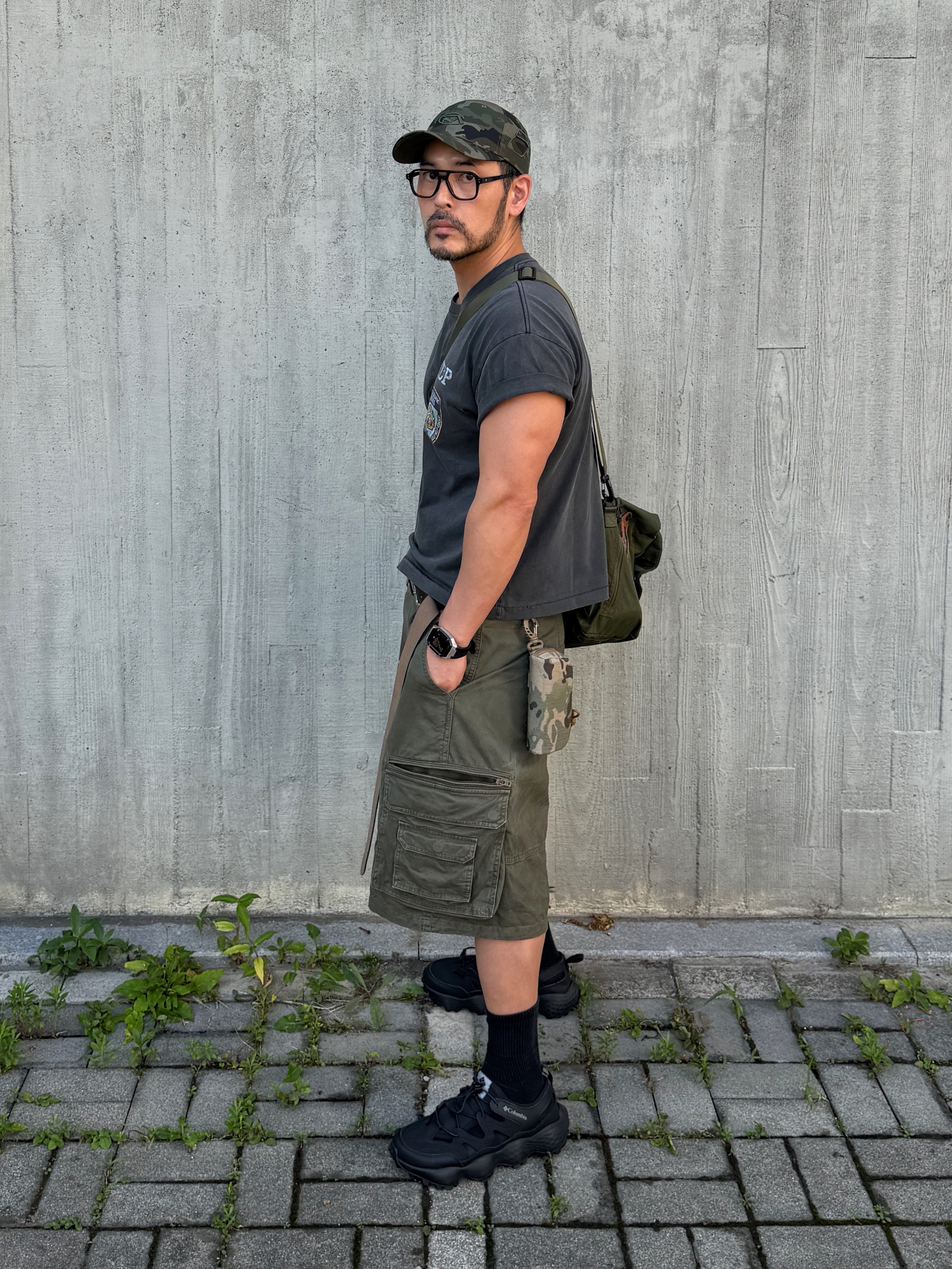 NOMANUAL Washed Cargo Shorts Olive, Punch Drunk Parties PCDP Washed Crop Tee Charcoal 착용 스타일 - 3