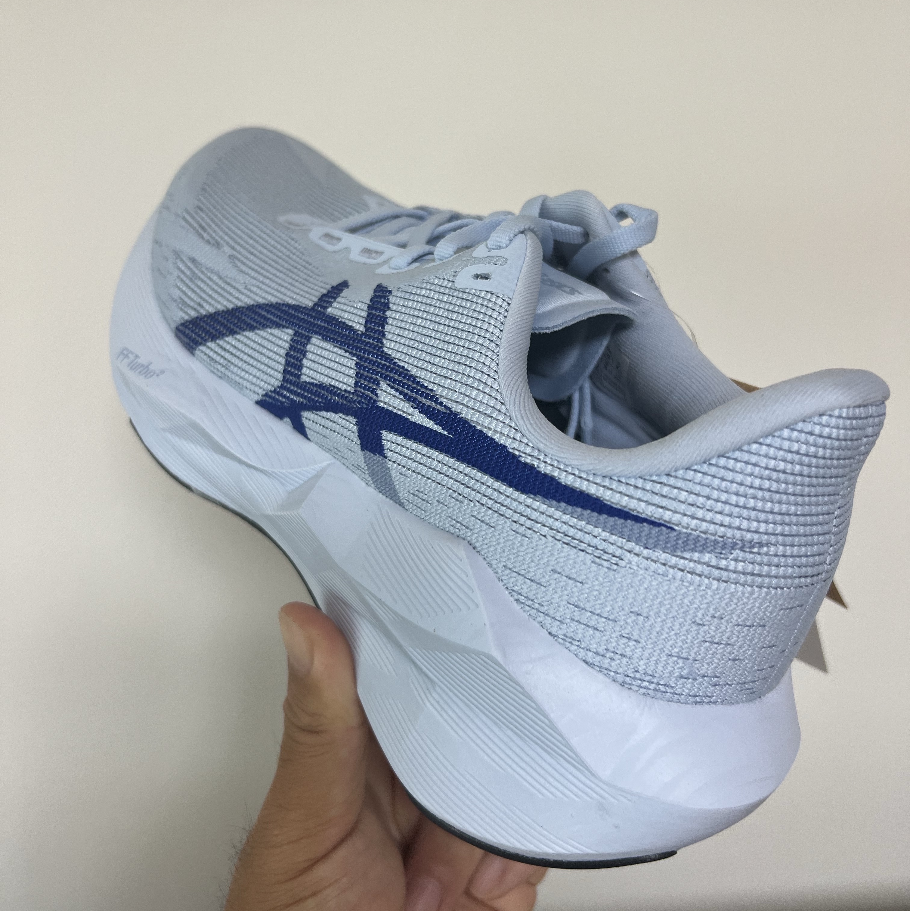 Asics Novablast 6 Solid Air Prussian Blue 착용 스타일 - 2