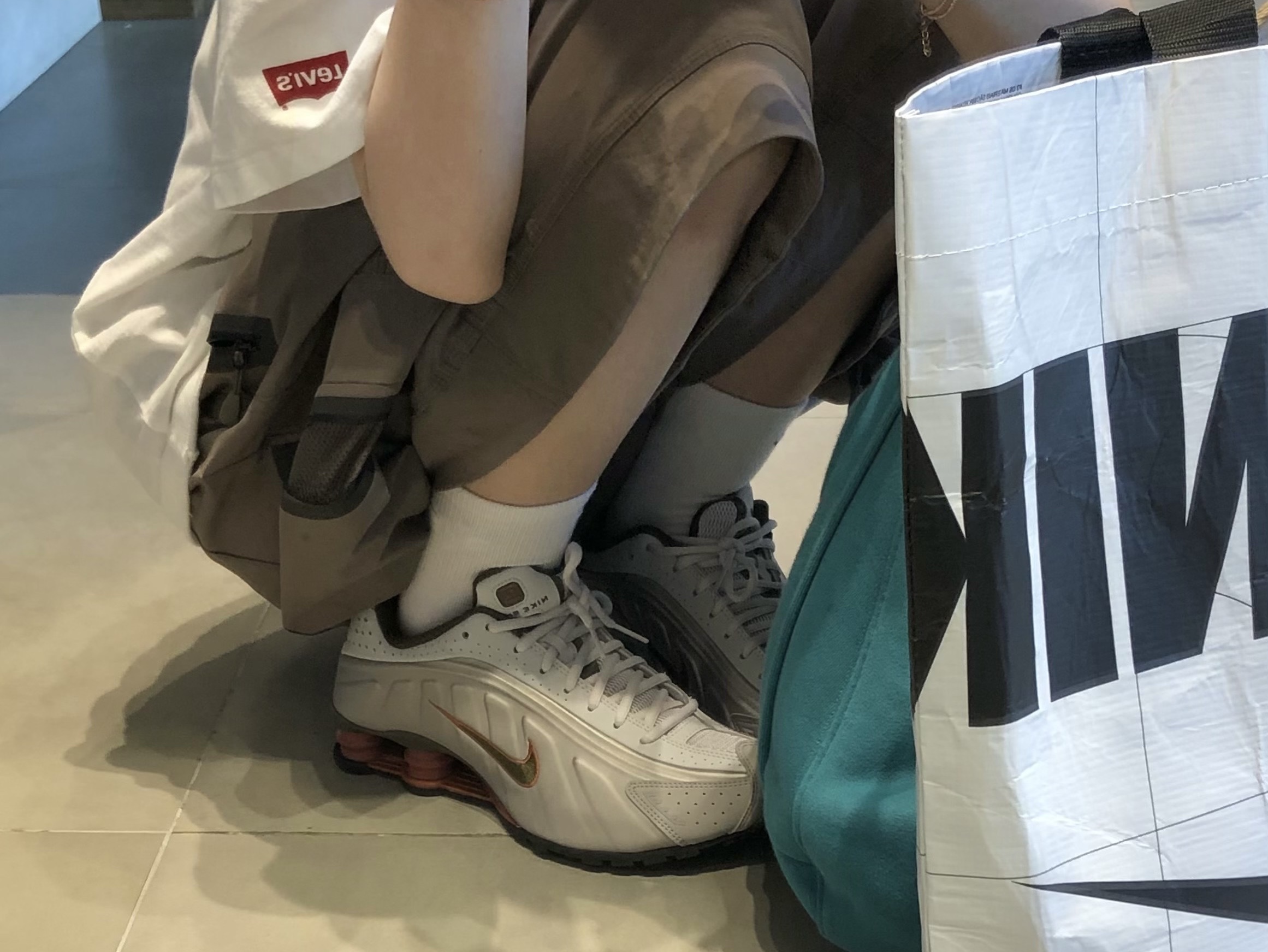 Nike Shox R4 Vast Grey Dusty Peach 착용 스타일 - 1